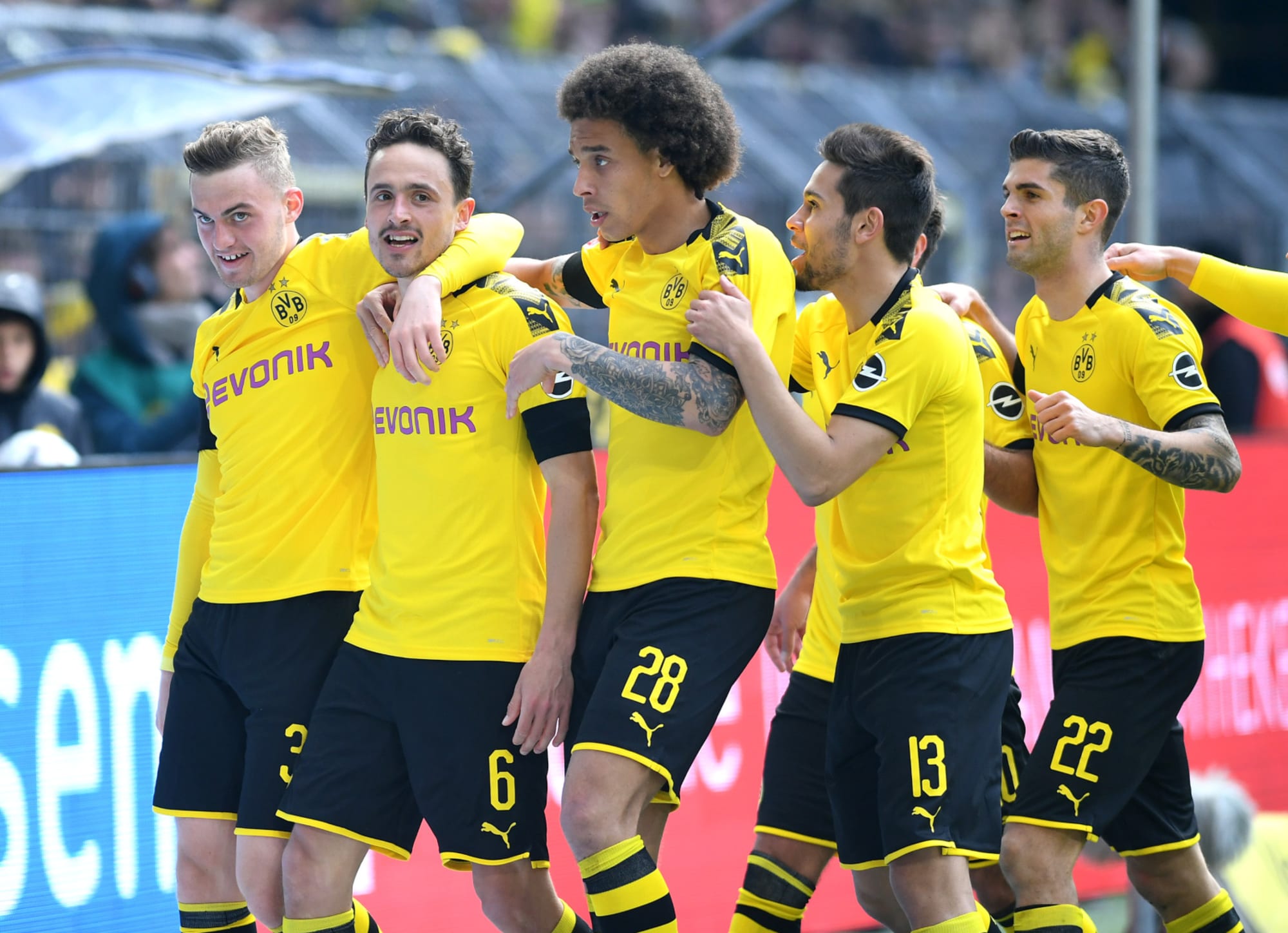 Borussia Dortmund win to keep the Bundesliga title race going