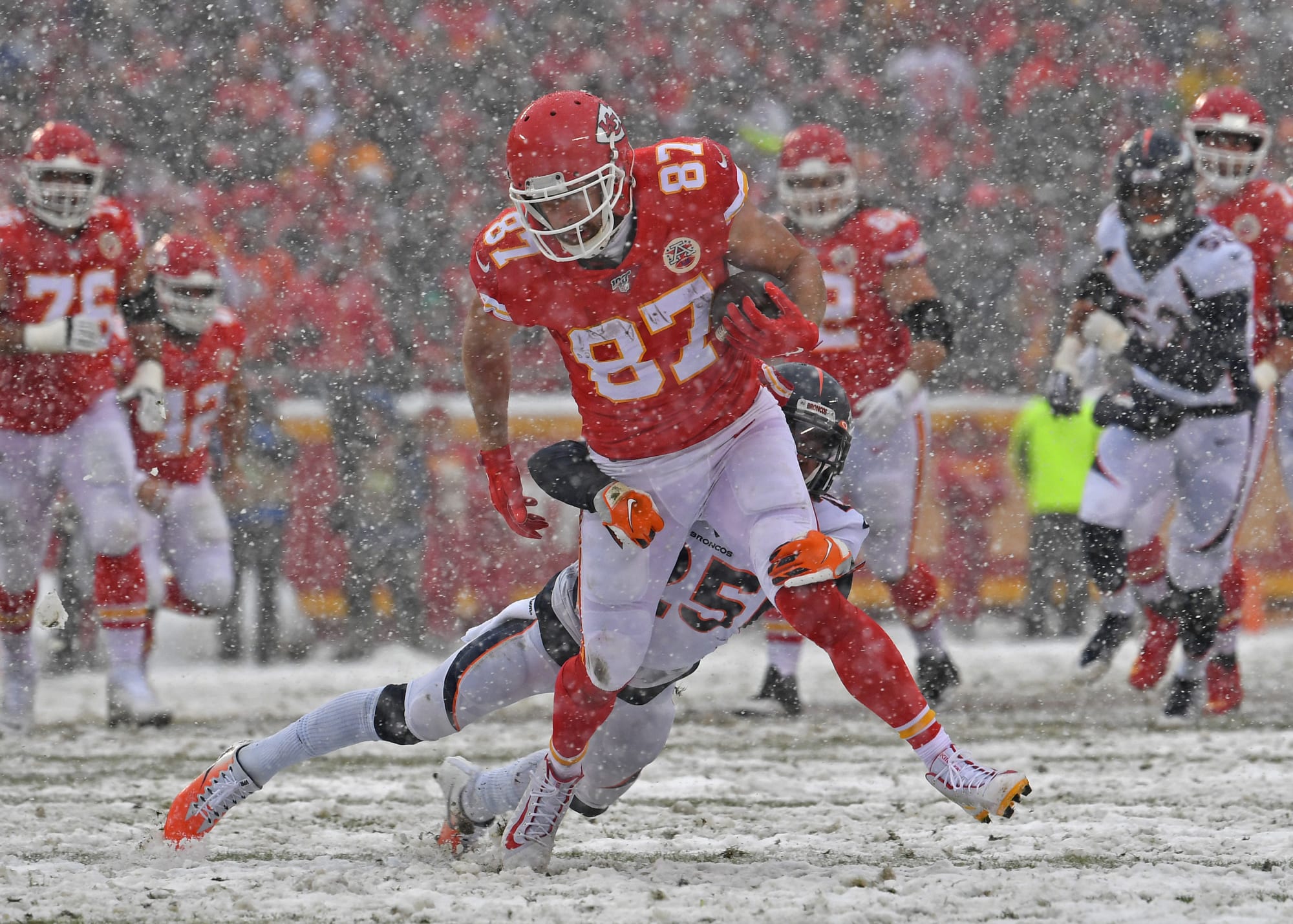 Travis Kelce appears on Chiefs injury report with knee issue