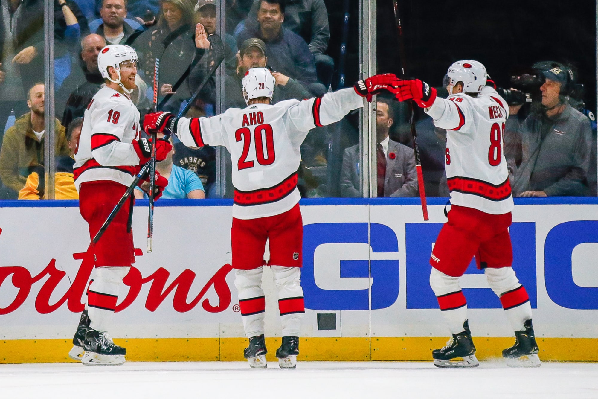 Carolina Hurricanes: Five Players You'd Want to Be Quarantined With