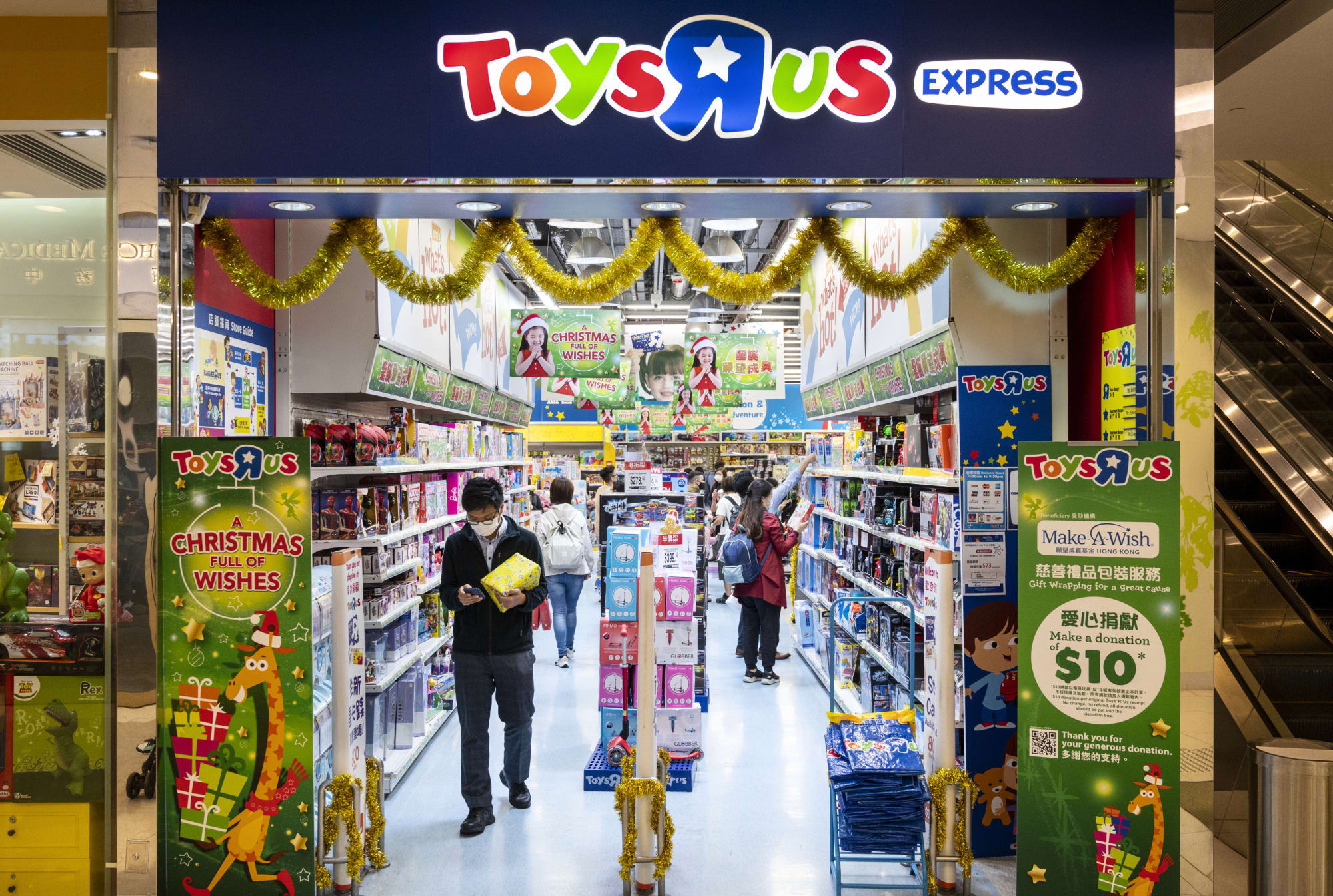 Toys "R" Us is coming back in a new way for the holidays