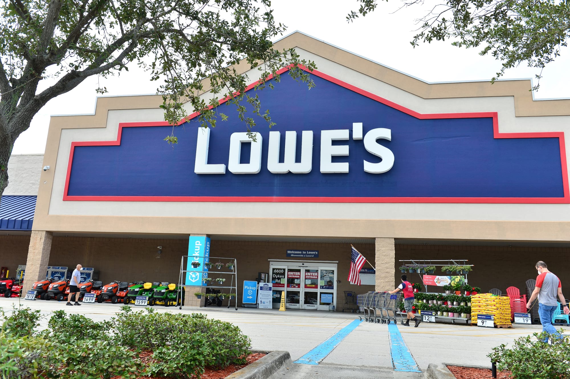 Will Lowe’s be open and have specials this Labor Day 2023?