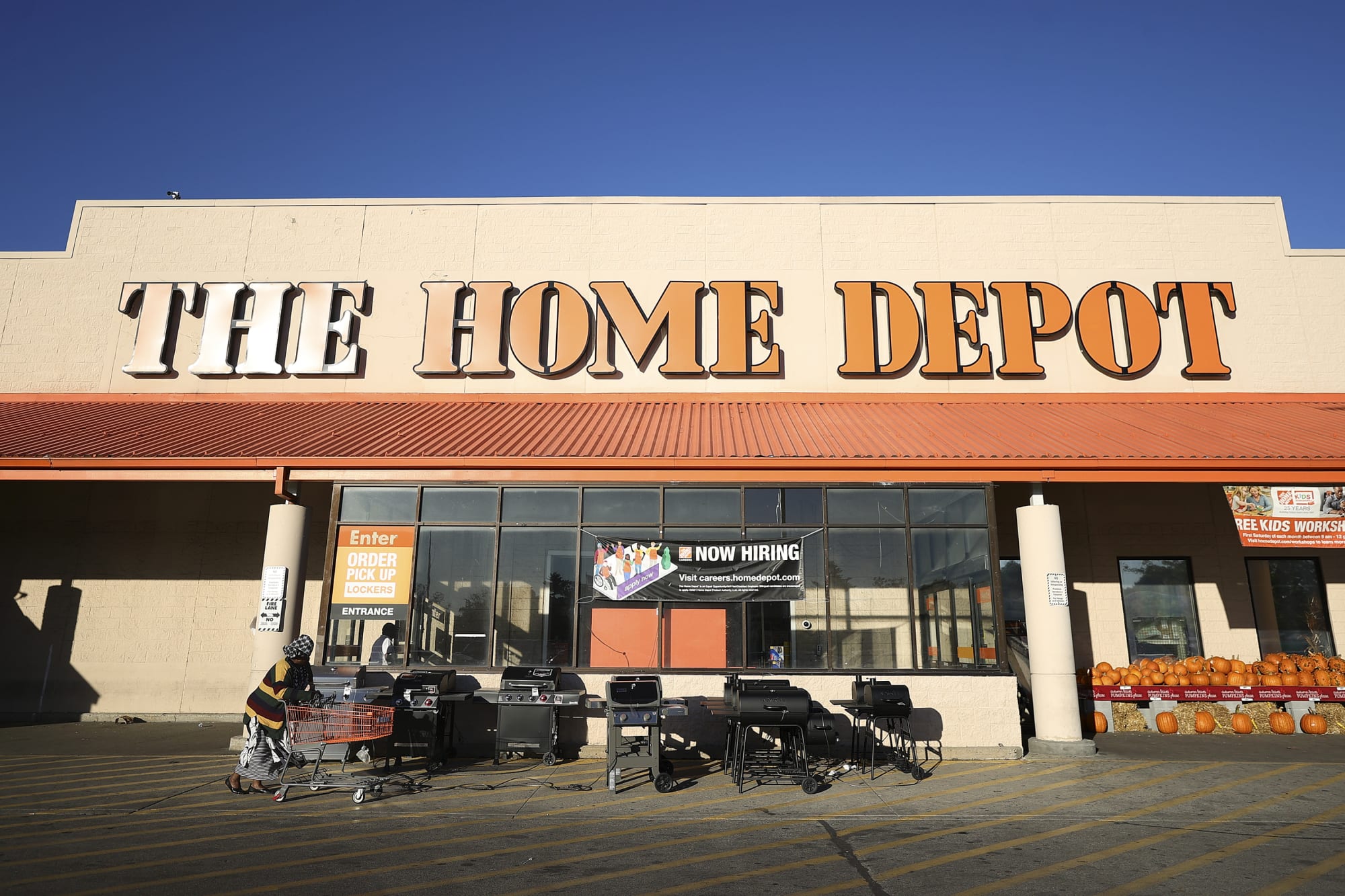 Is Home Depot open on New Year's Day? (2023)