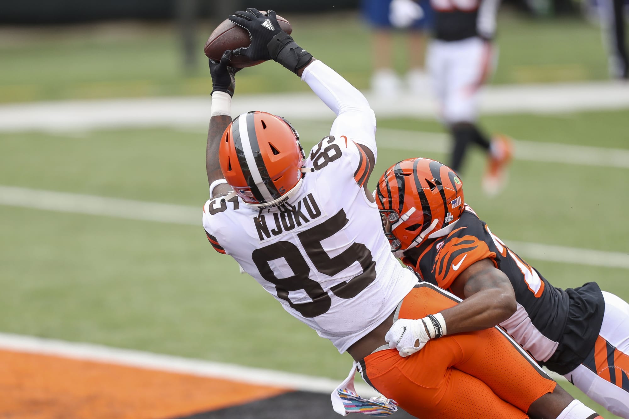 Browns Njoku secures a TD pass against the Bengals.