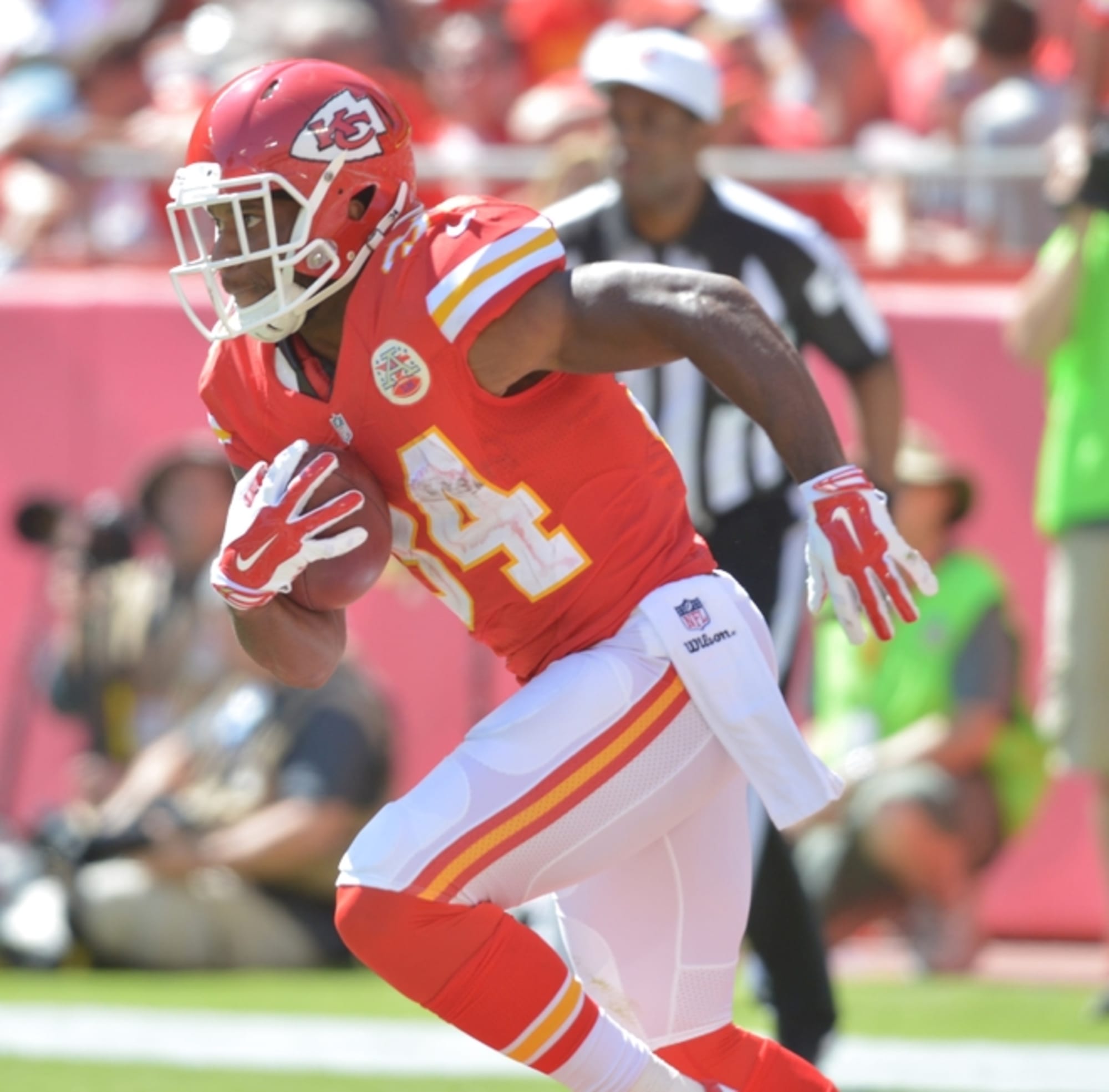 Knile Davis puts Chiefs up 7-0 over Dolphins (GIF)