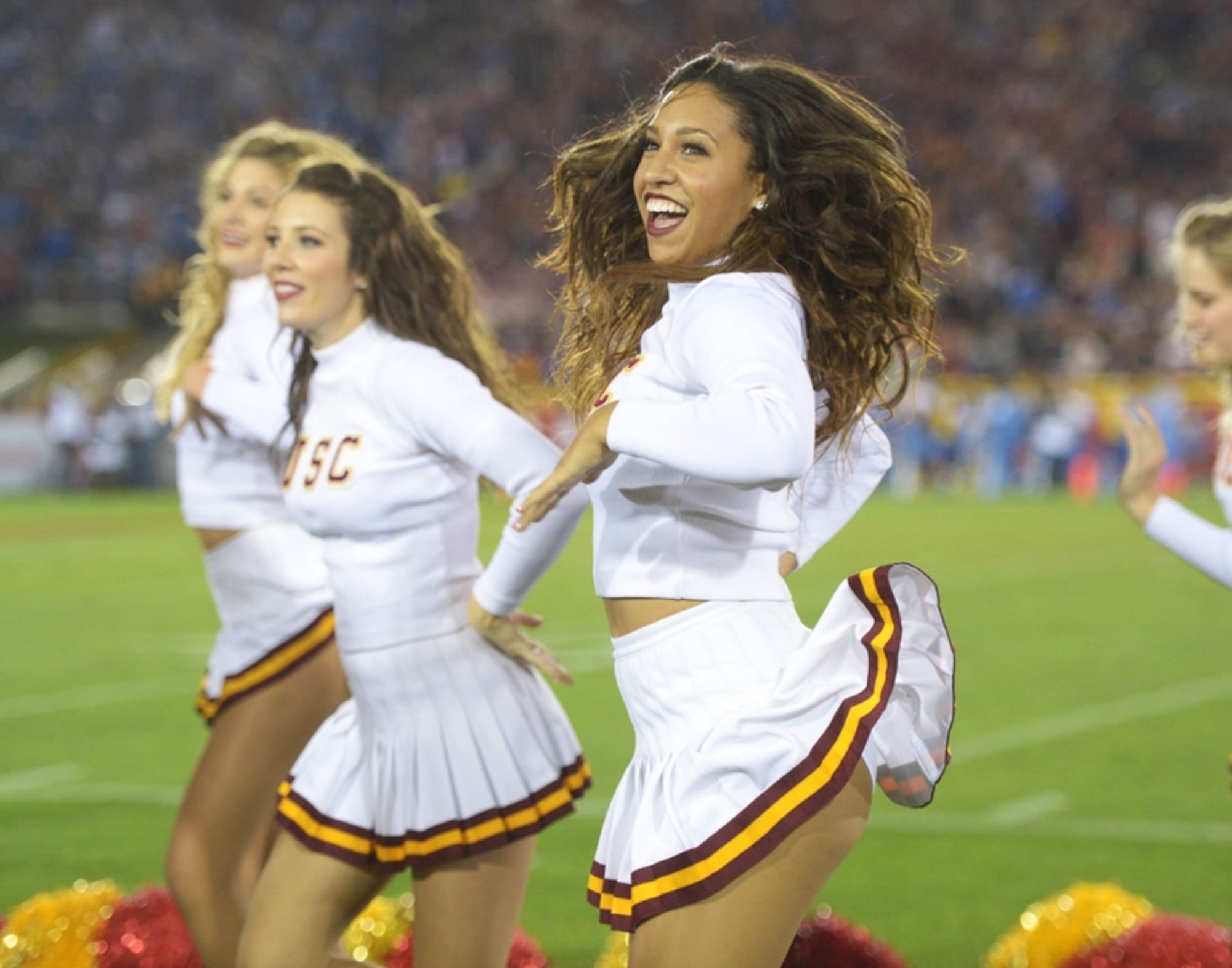 USC Cheerleader Gets Destroyed On Hit By Player (Video)