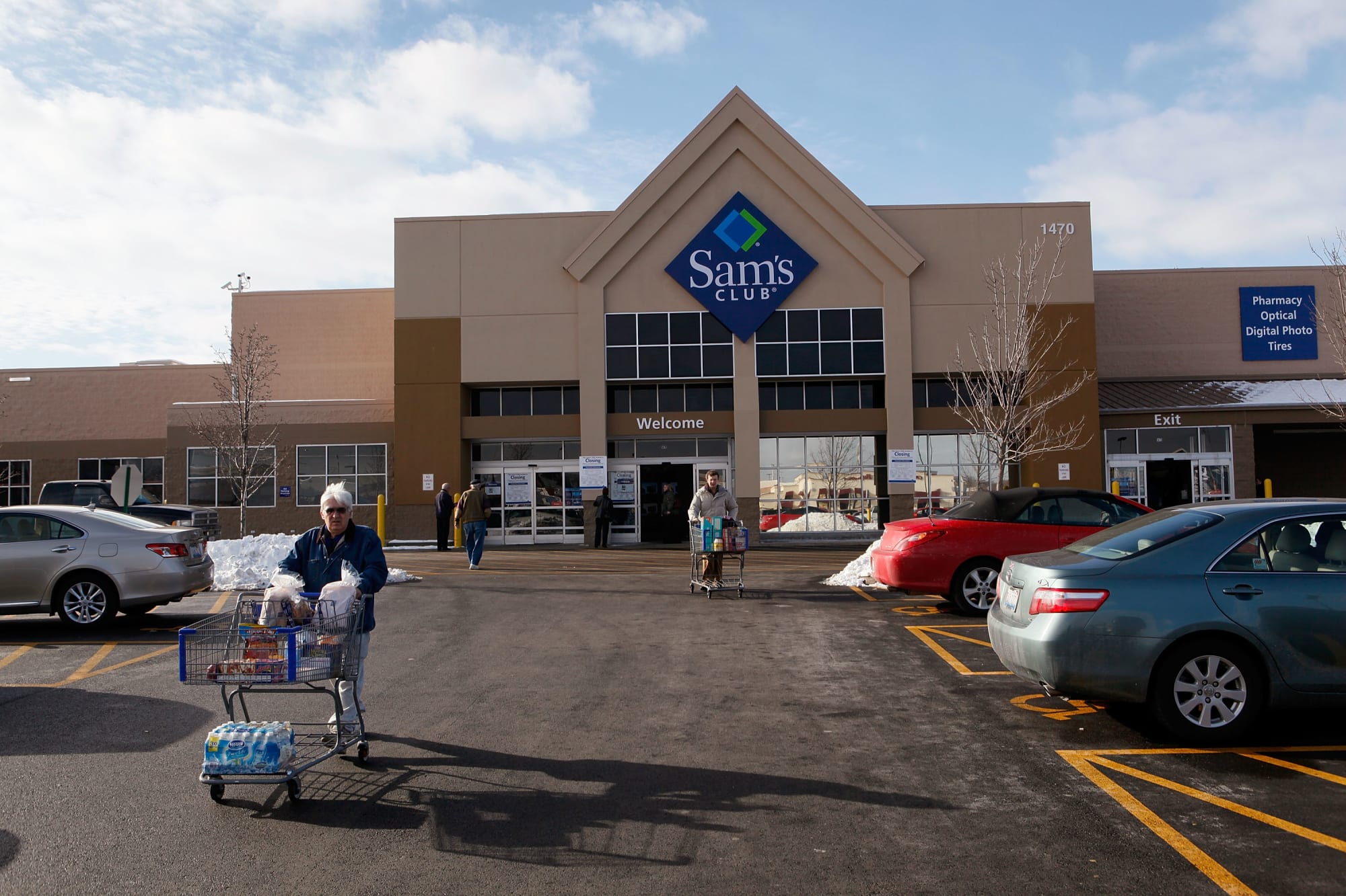 Is Sam's Club open on New Year's Eve 2016?