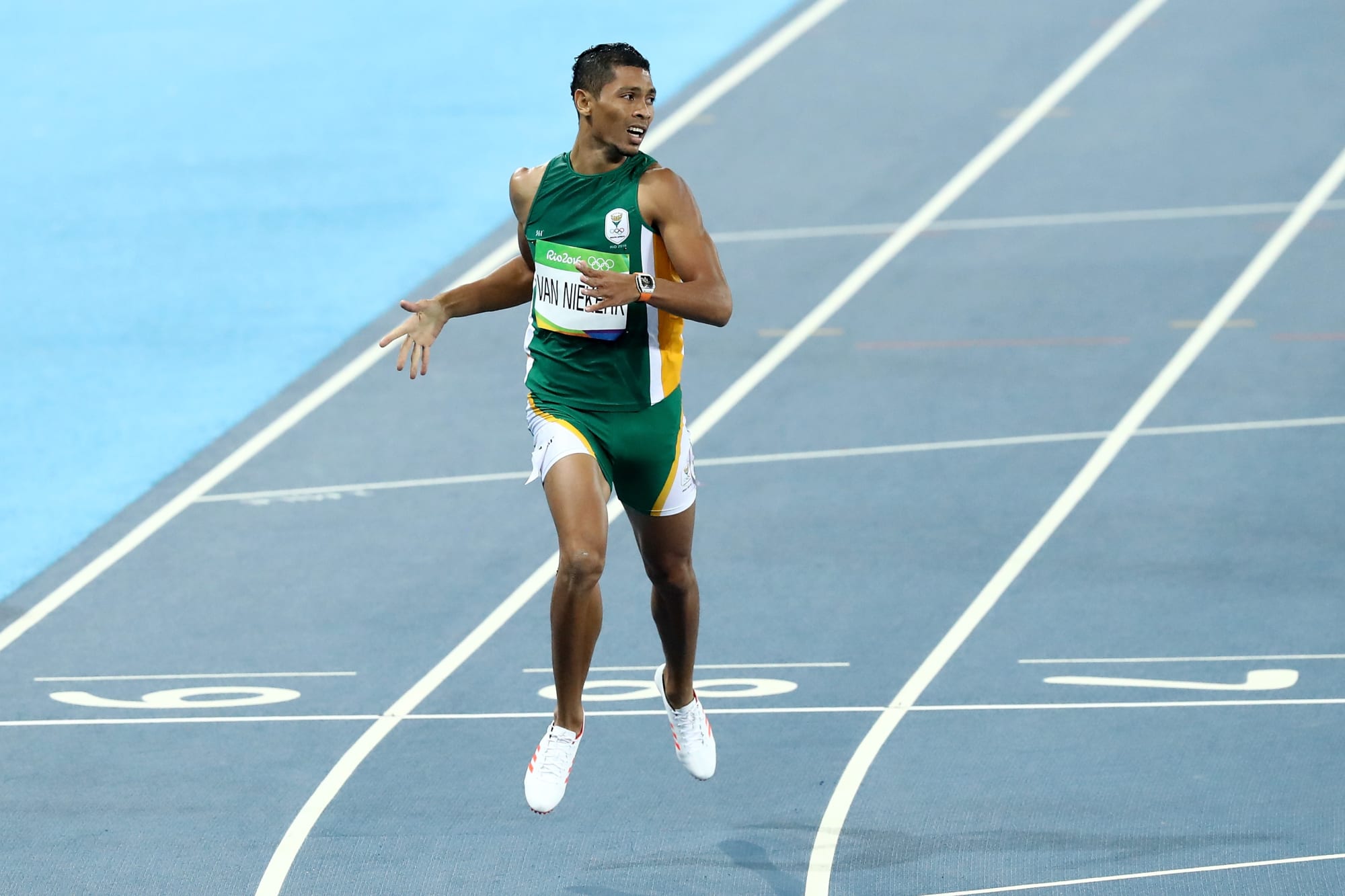 Wayde Van Niekerk breaks world record in Men's 400m at Rio Olympics