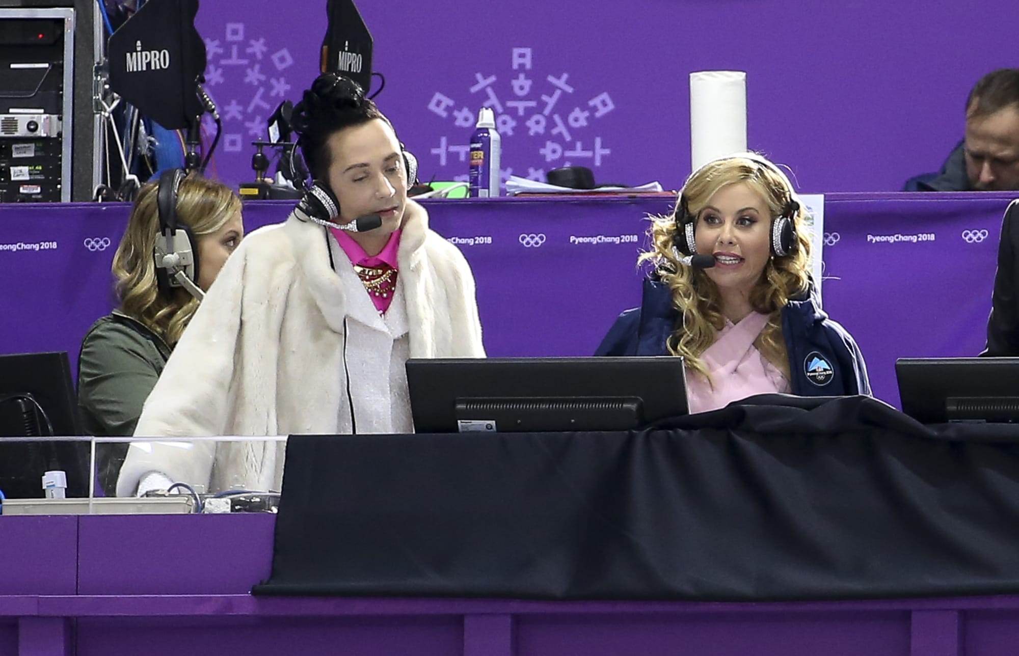 Who are the commentators of the NBC figure skating live stream?