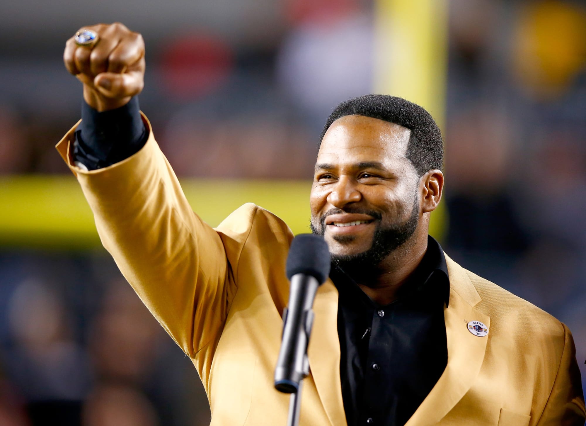 Steelers legend Jerome Bettis earns Notre Dame degree after 28 years