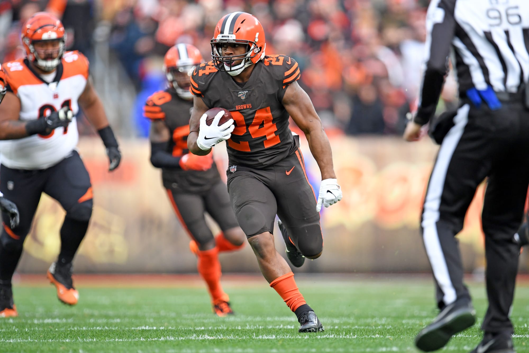 Nick Chubb suffers apparent knee injury early against Cowboys