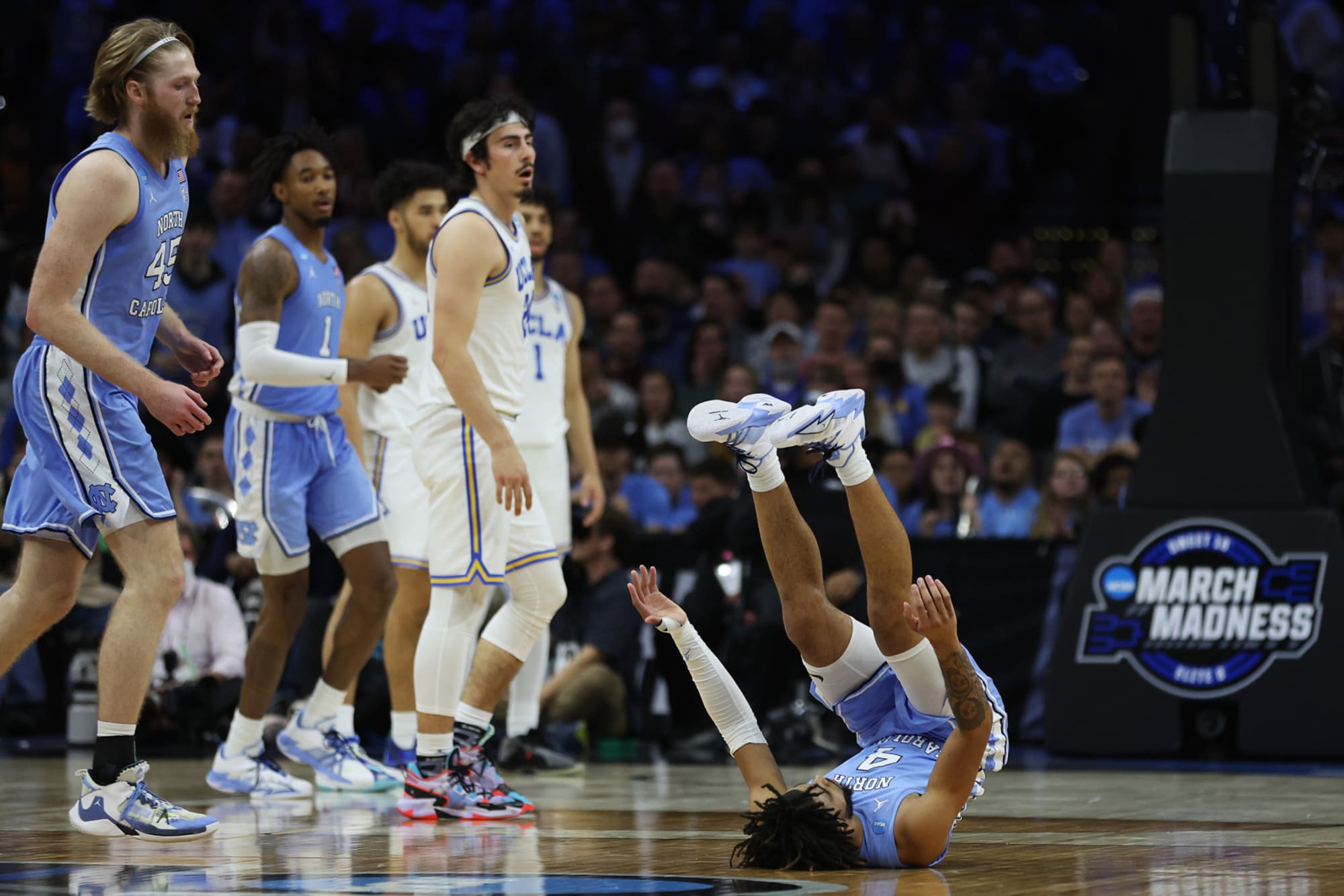 What does a flop warning mean in college basketball? - US Casino Magazine