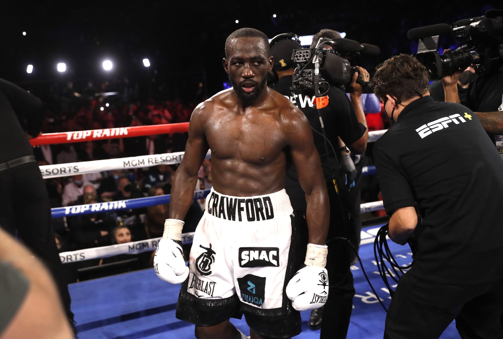 Photo of Terence Crawford’s daughter put lost shoe back on and still dominantly won a race [Video]