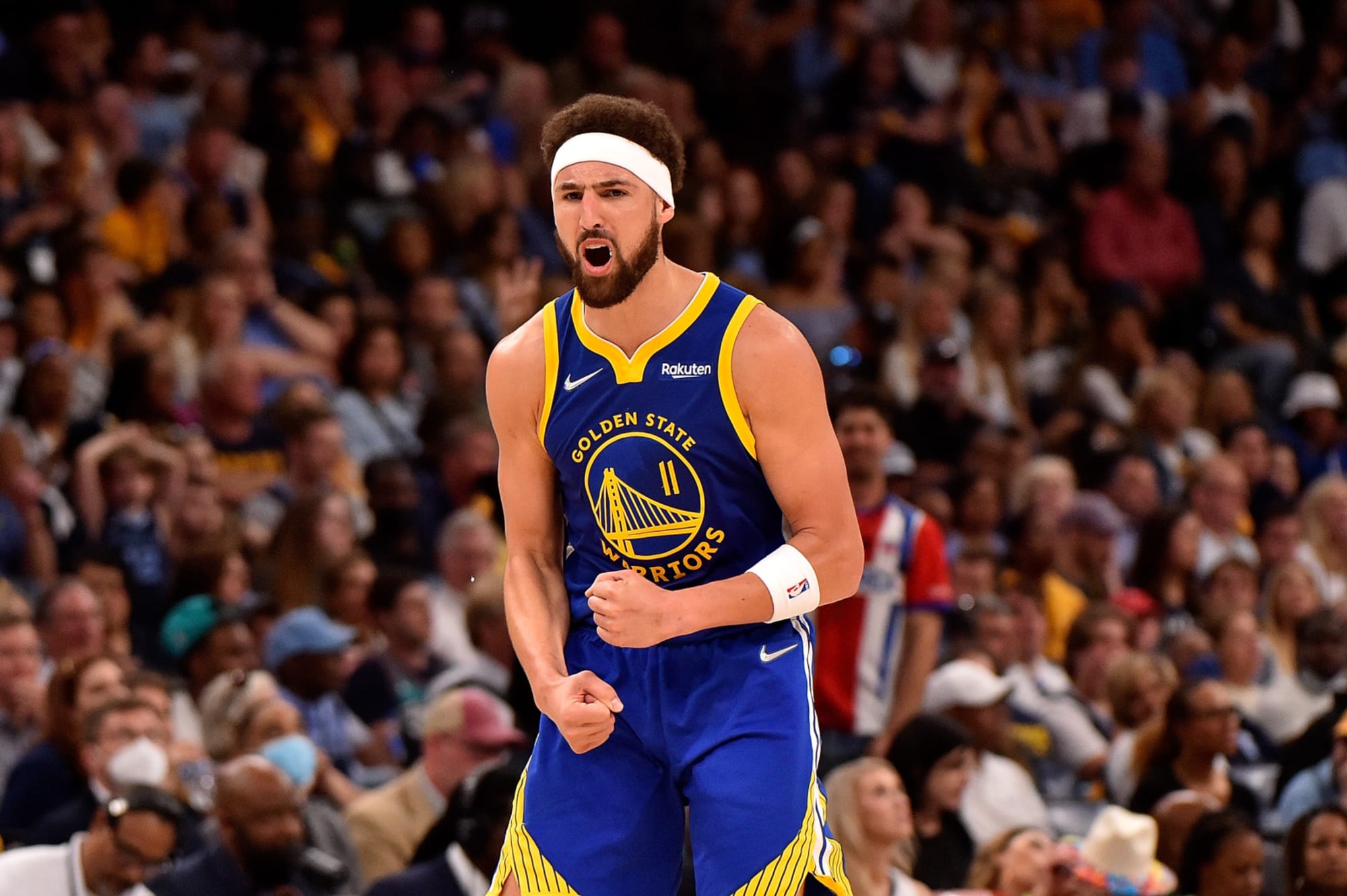 Photo of Watch Klay Thompson ruin an epic trick shot from Steph Curry