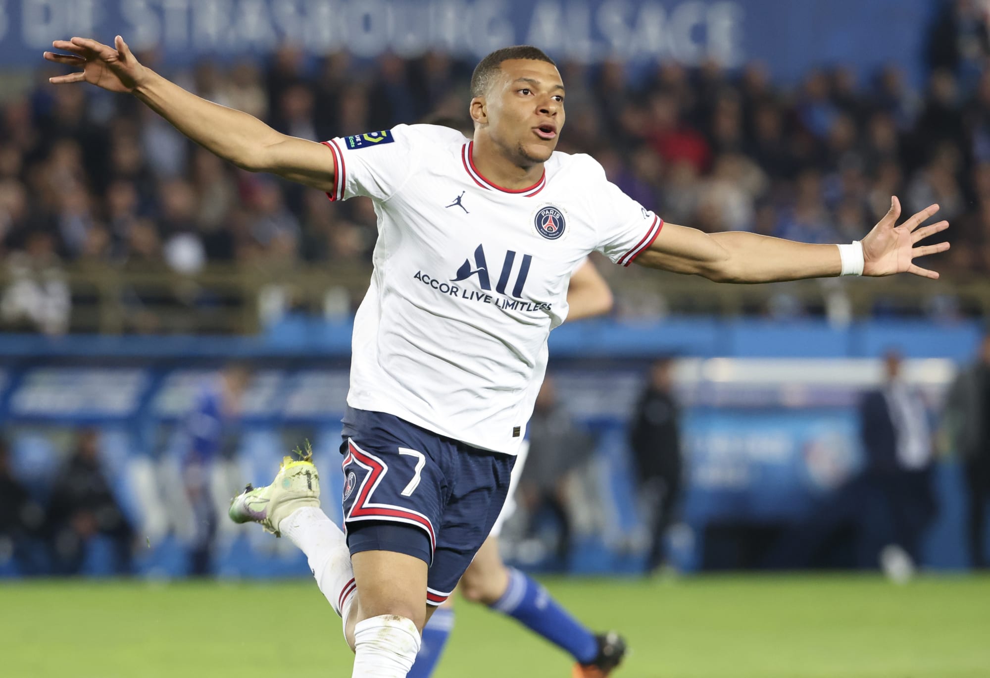 Photo of Kylian Mbappe to remain with PSG after burning Real Madrid in 11th hour