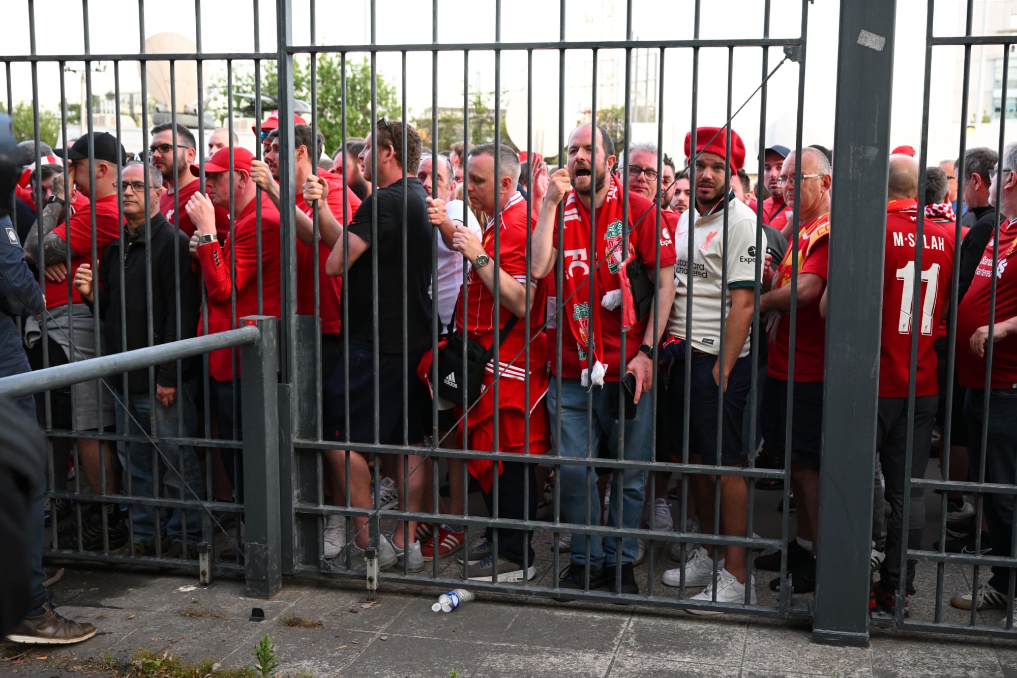 Photo of Footage of Liverpool fans outside of Stade de France is pure chaos (Video)