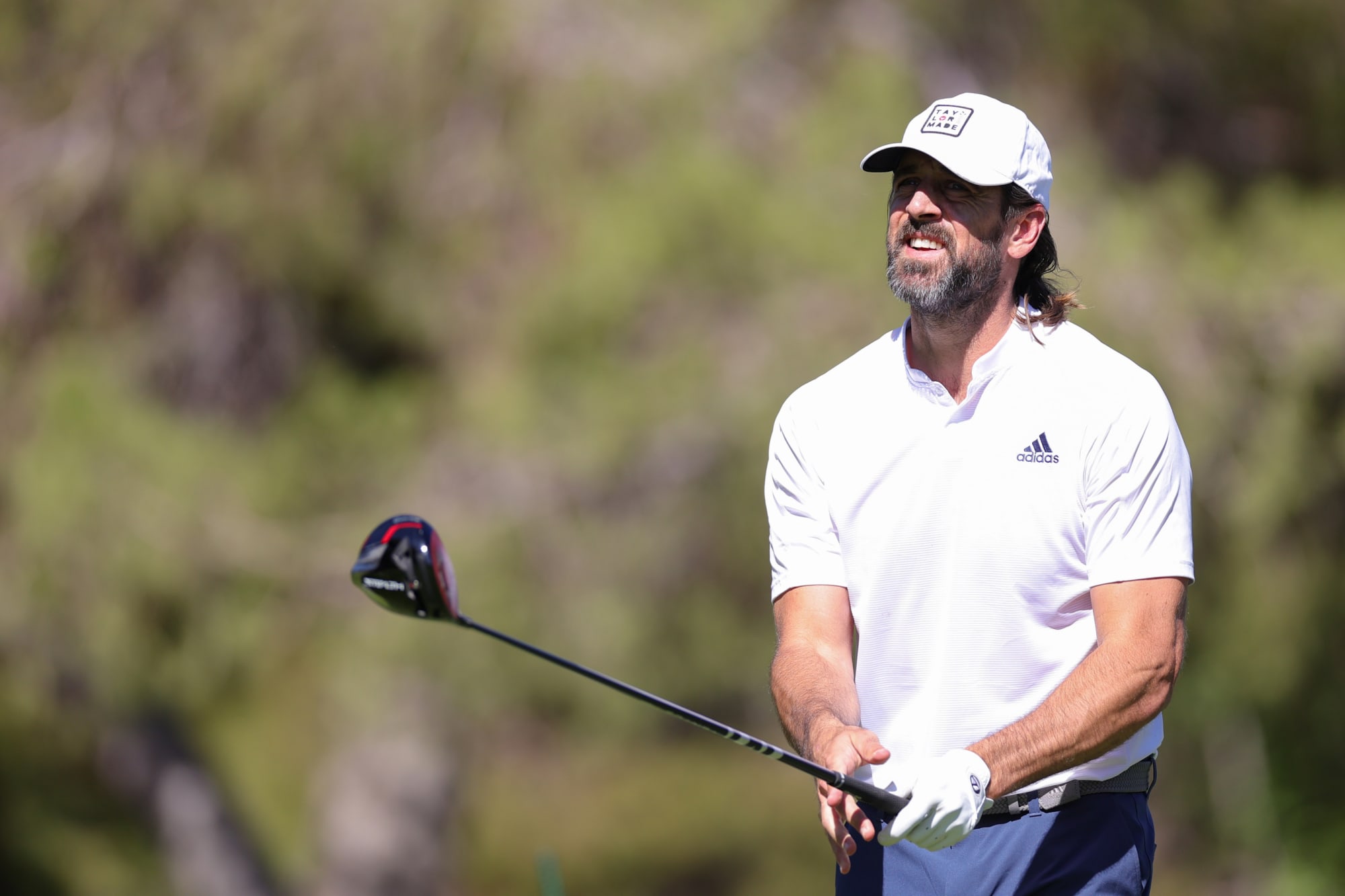 Aaron Rodgers gives fans relatable golf content, cranks drive right into tree