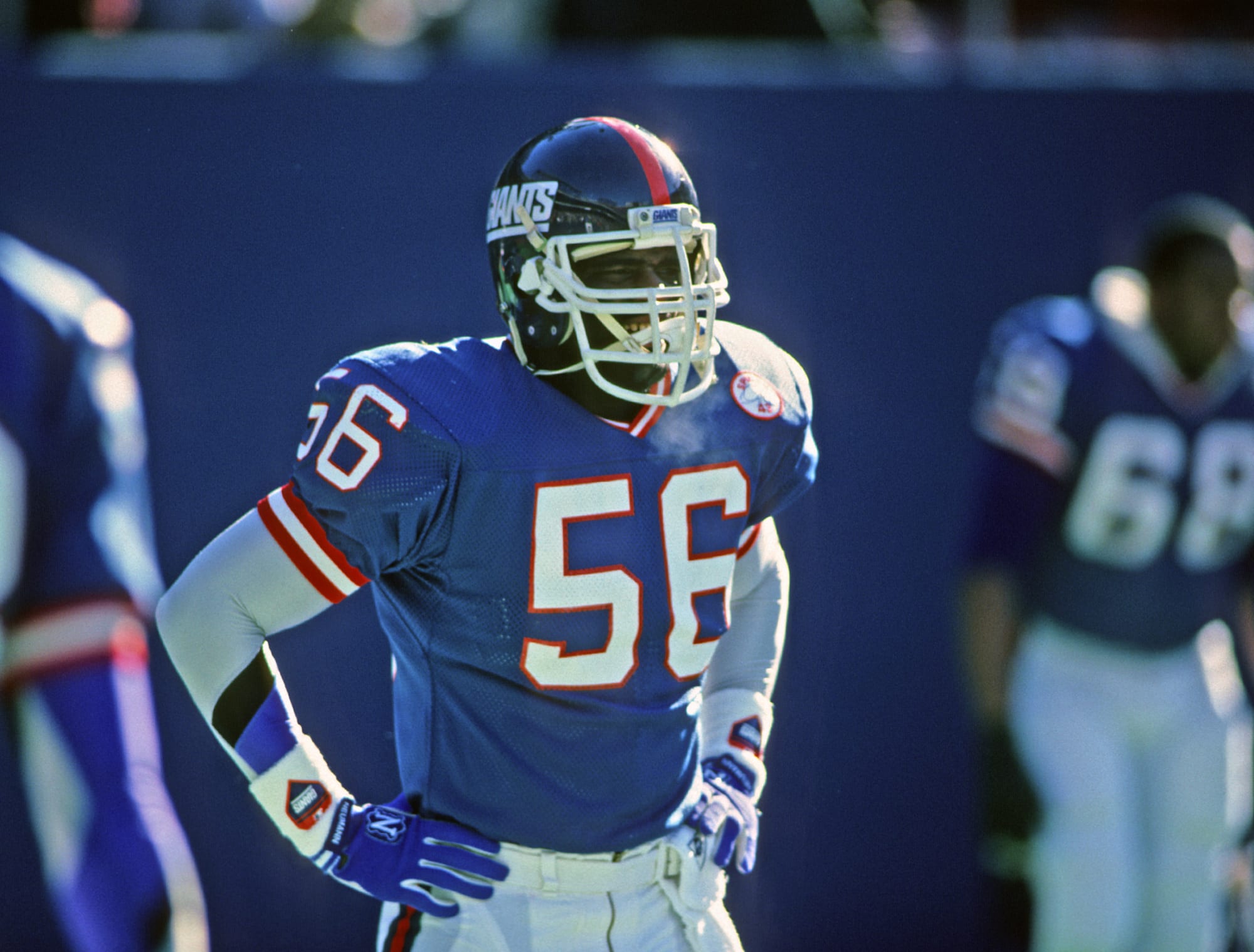 Photo of Lawrence Taylor passes the torch as Giants unveil legacy throwback uniforms [Video]