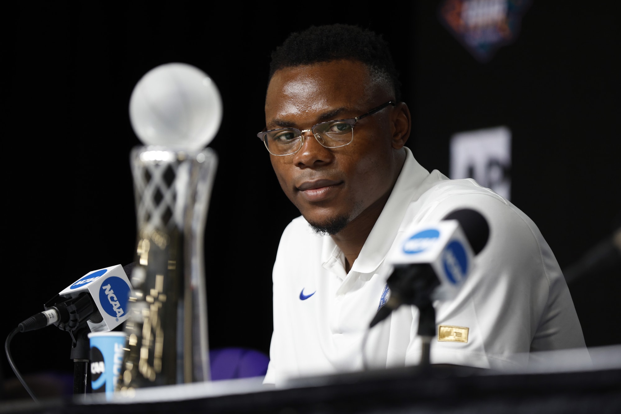Photo of Oscar Tshiebwe can’t wear new number at Kentucky because of obscure rule
