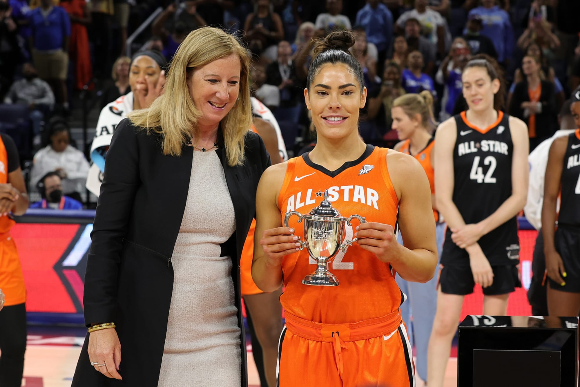 Photo of Watch: Las Vegas Aces star Kelsey Plum gets best gift ever from Tom Brady