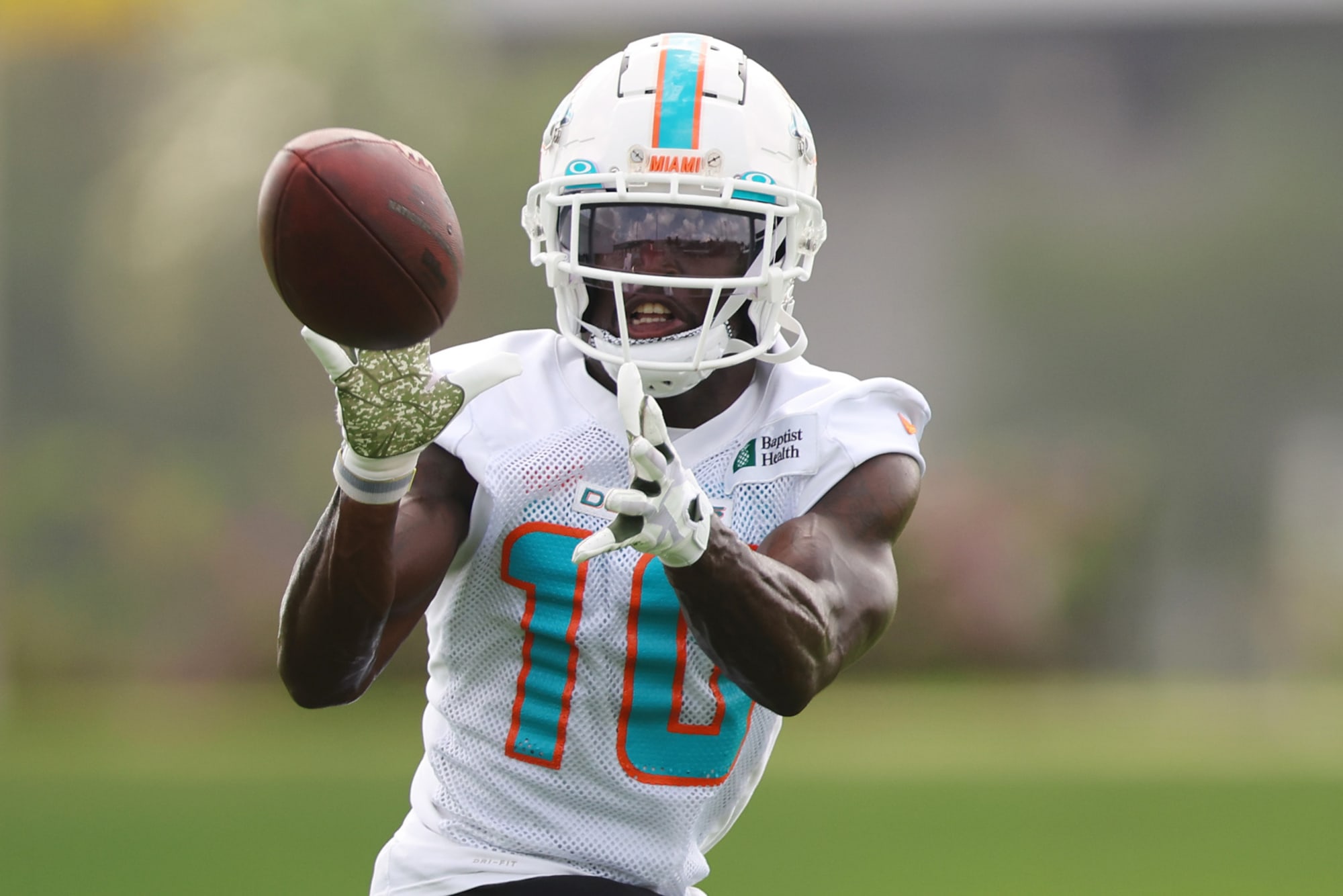 Tua-Tyreek Hill connection starring immediately at Dolphins training camp