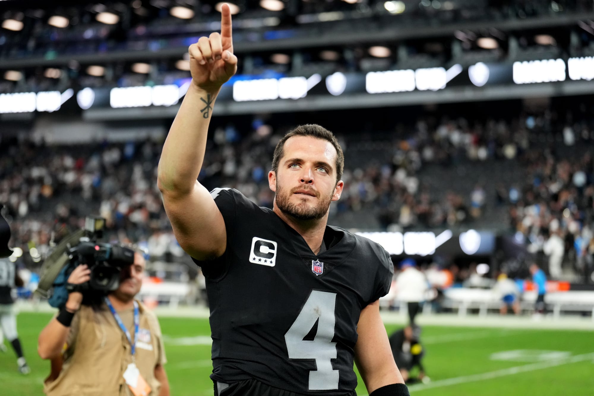 Photo of Derek Carr’s contract with Saints is a massive middle finger to Raiders