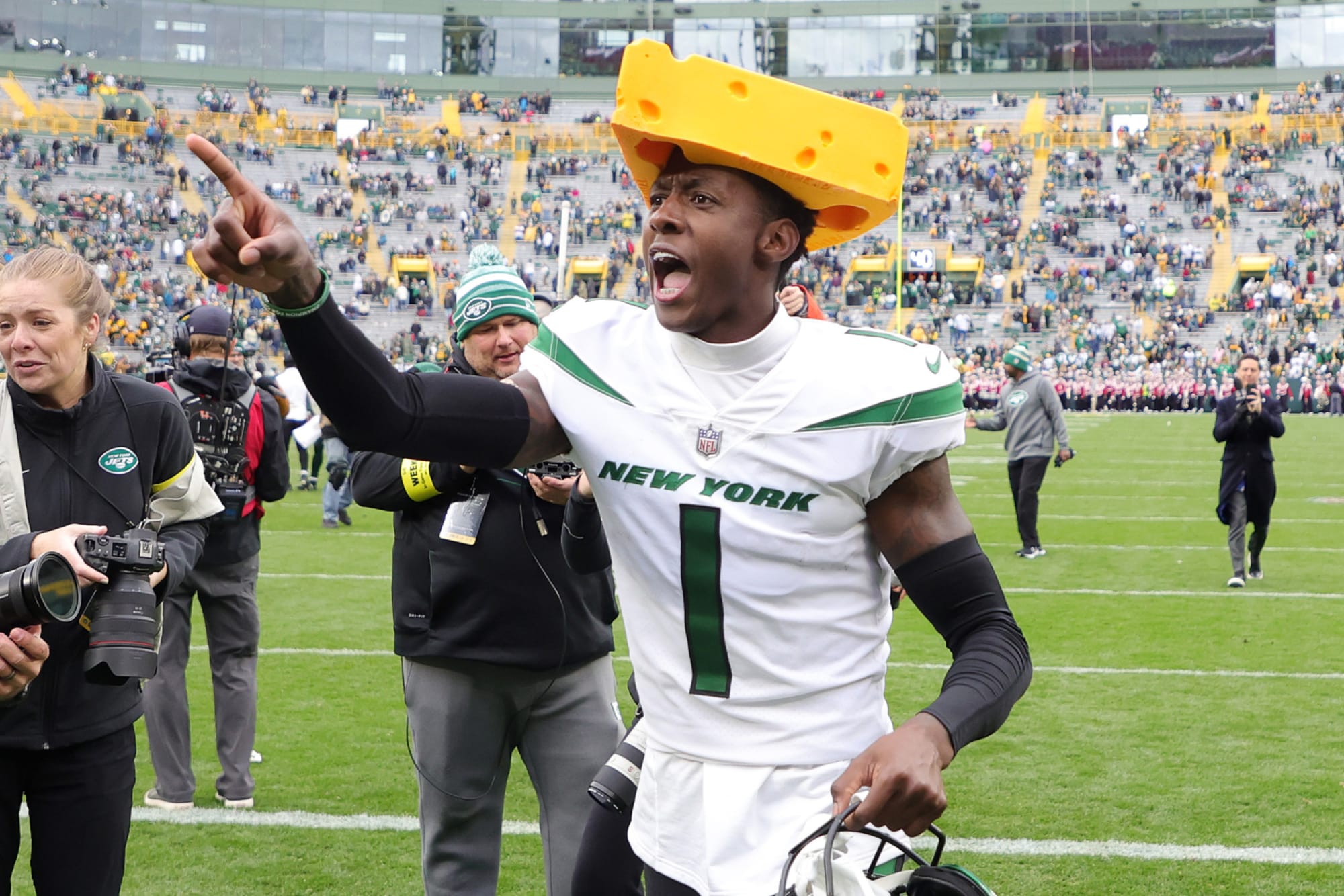 Photo of Jets defender finally burns cheesehead, sending SOS signal to Aaron Rodgers