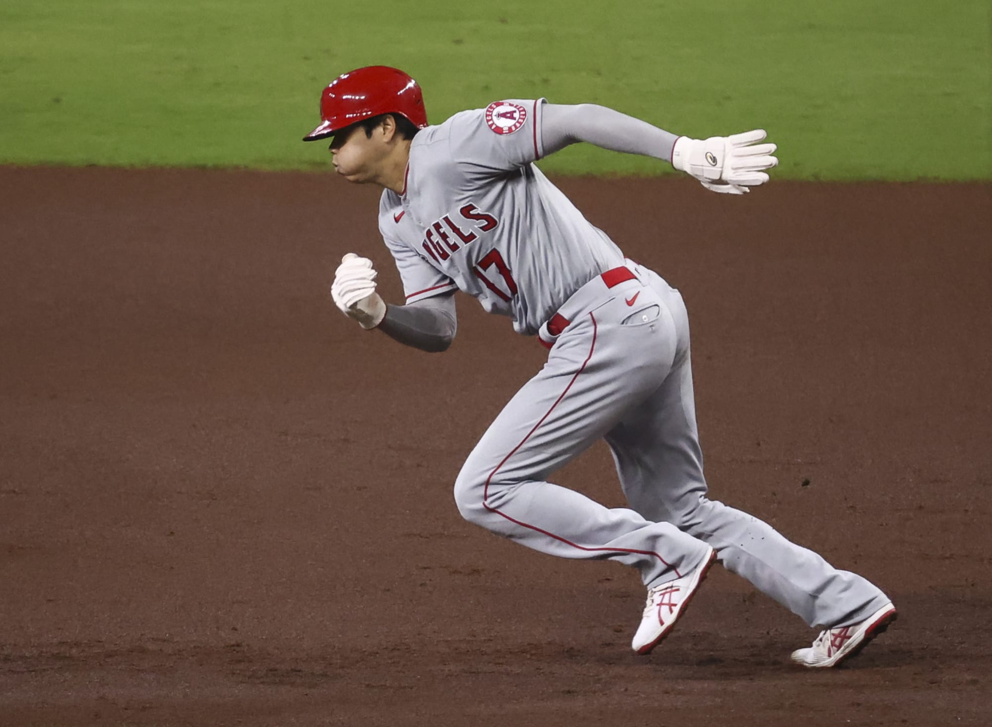 Shohei Ohtani sprinting around the bases is the new home run trot (Video)