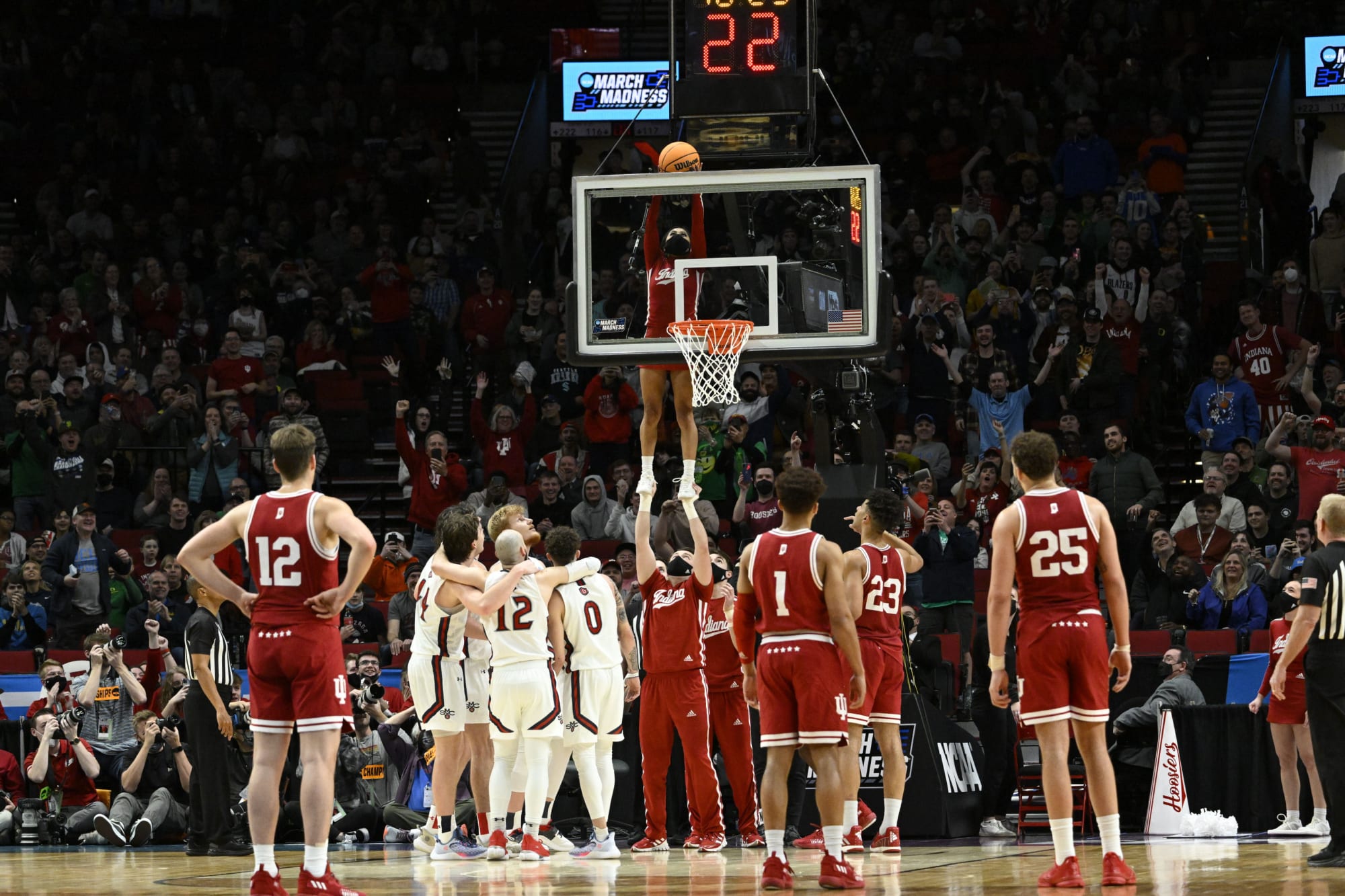 Photo of Indiana cheerleader goes viral for magical March Madness moment [Video]