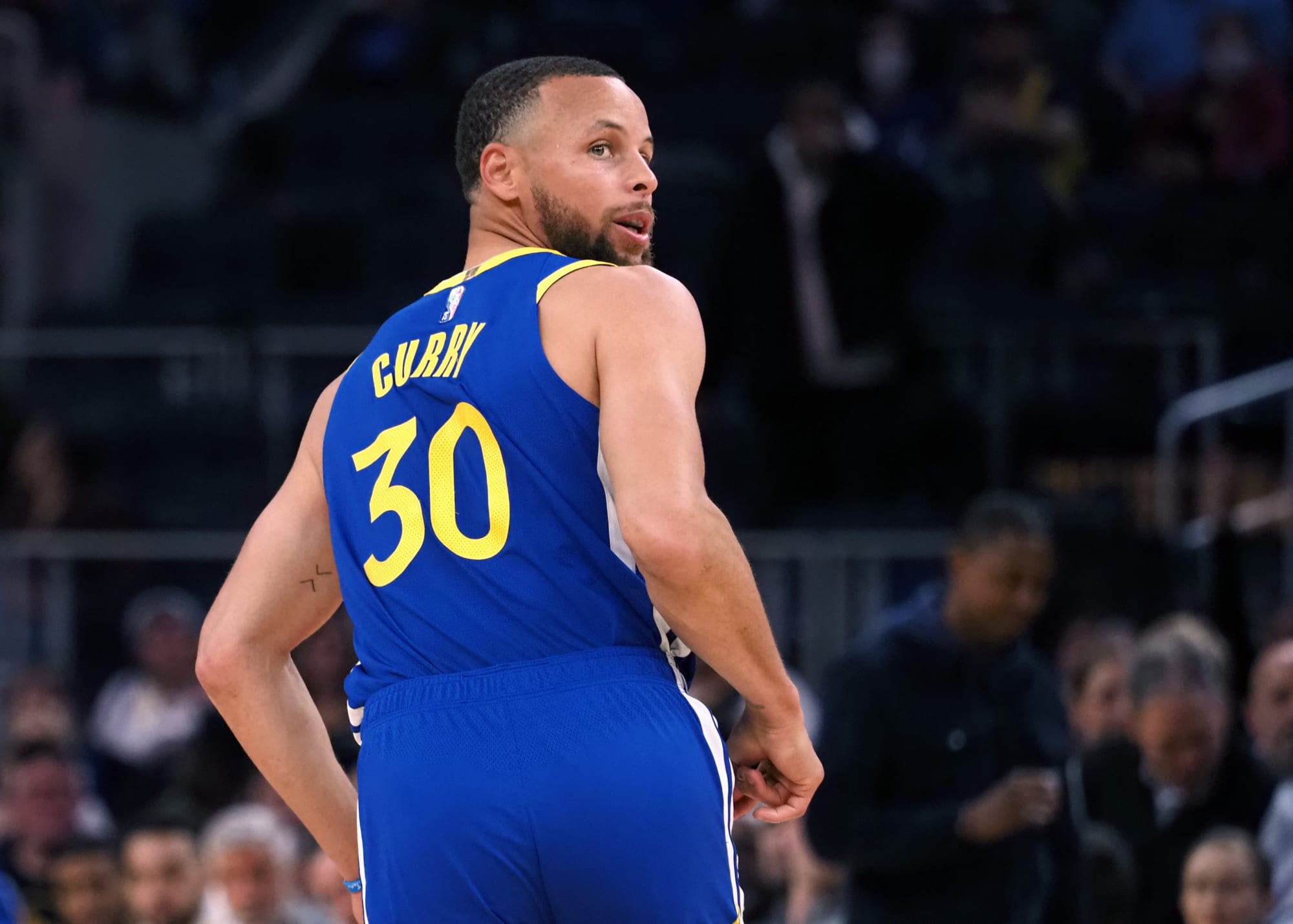 Watch: Mavs vendor trips Steph Curry and Warriors fans are furious