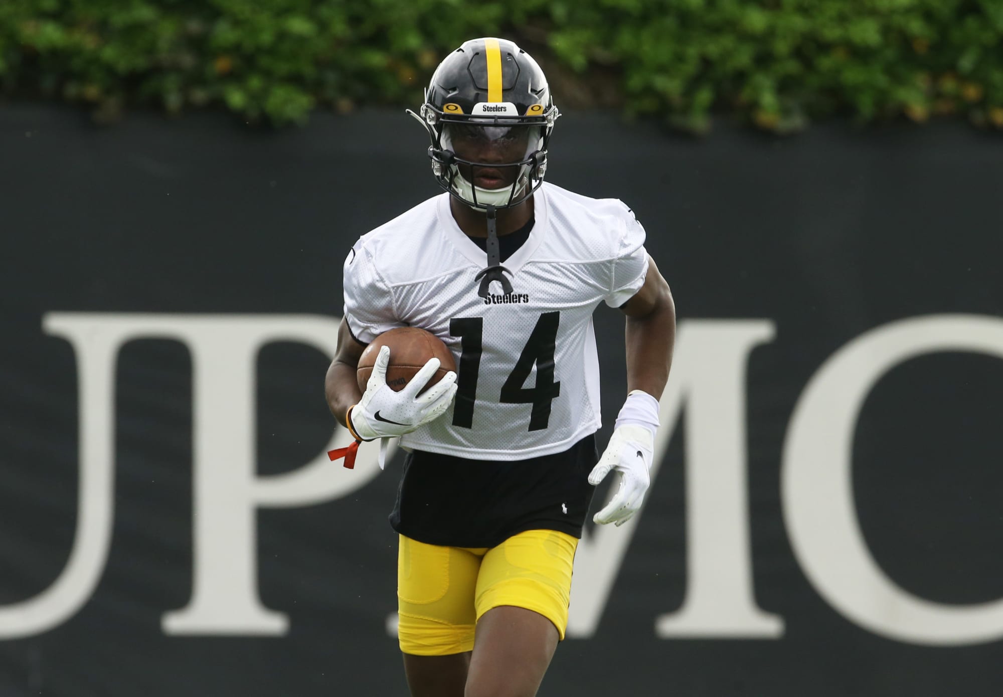 Steelers rookie already showing up veterans, getting fans hyped up
