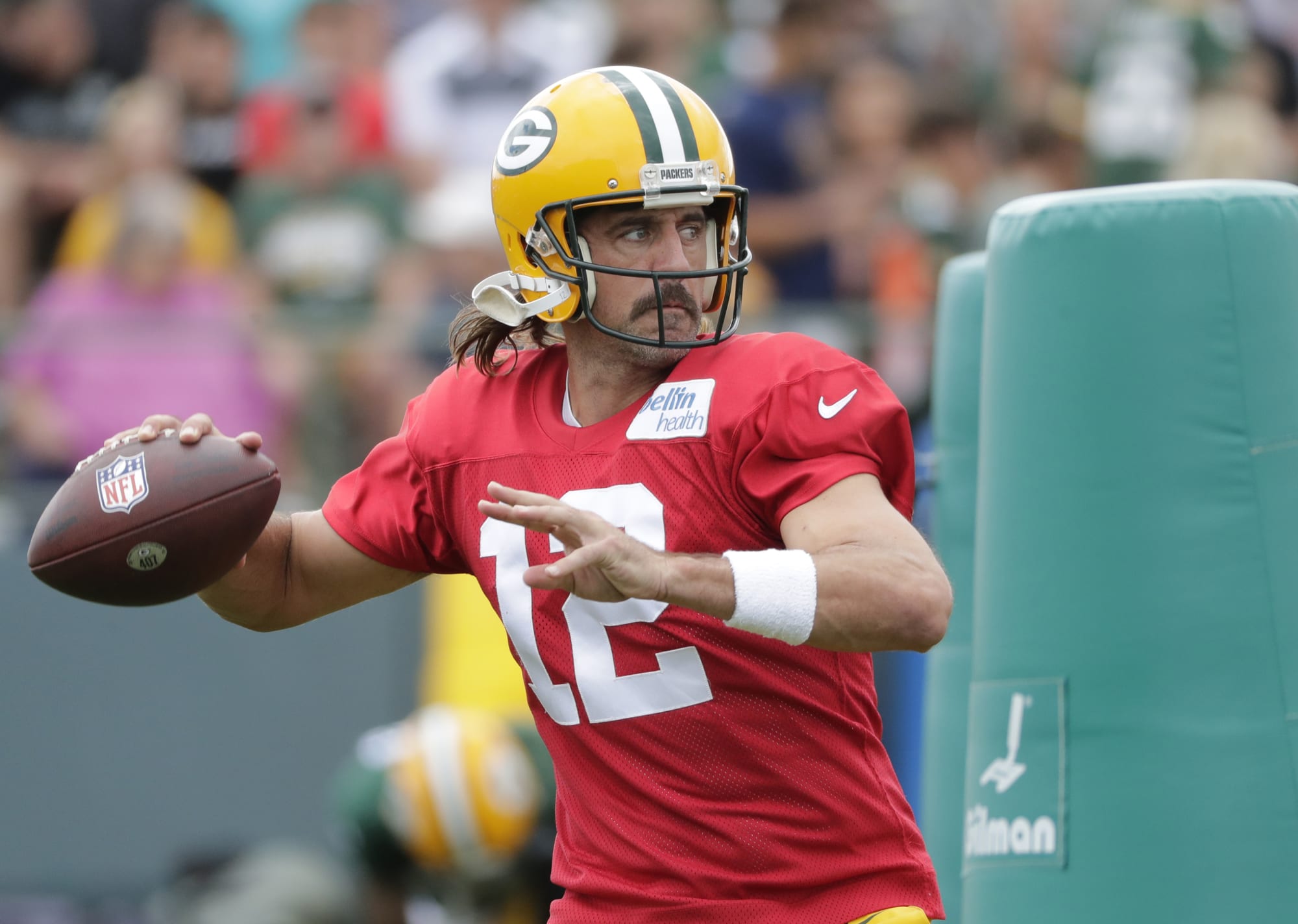 Photo of Aaron Rodgers shows elite leadership after criticizing young receivers