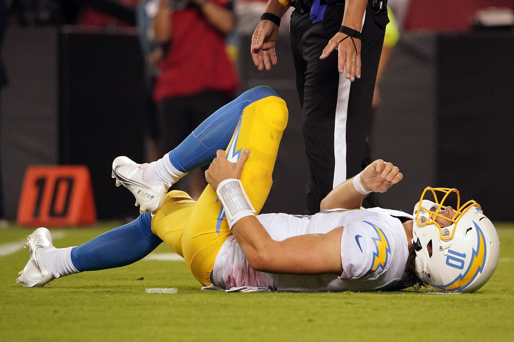 NFL Twitter couldn’t believe Justin Herbert’s performance with busted ribs