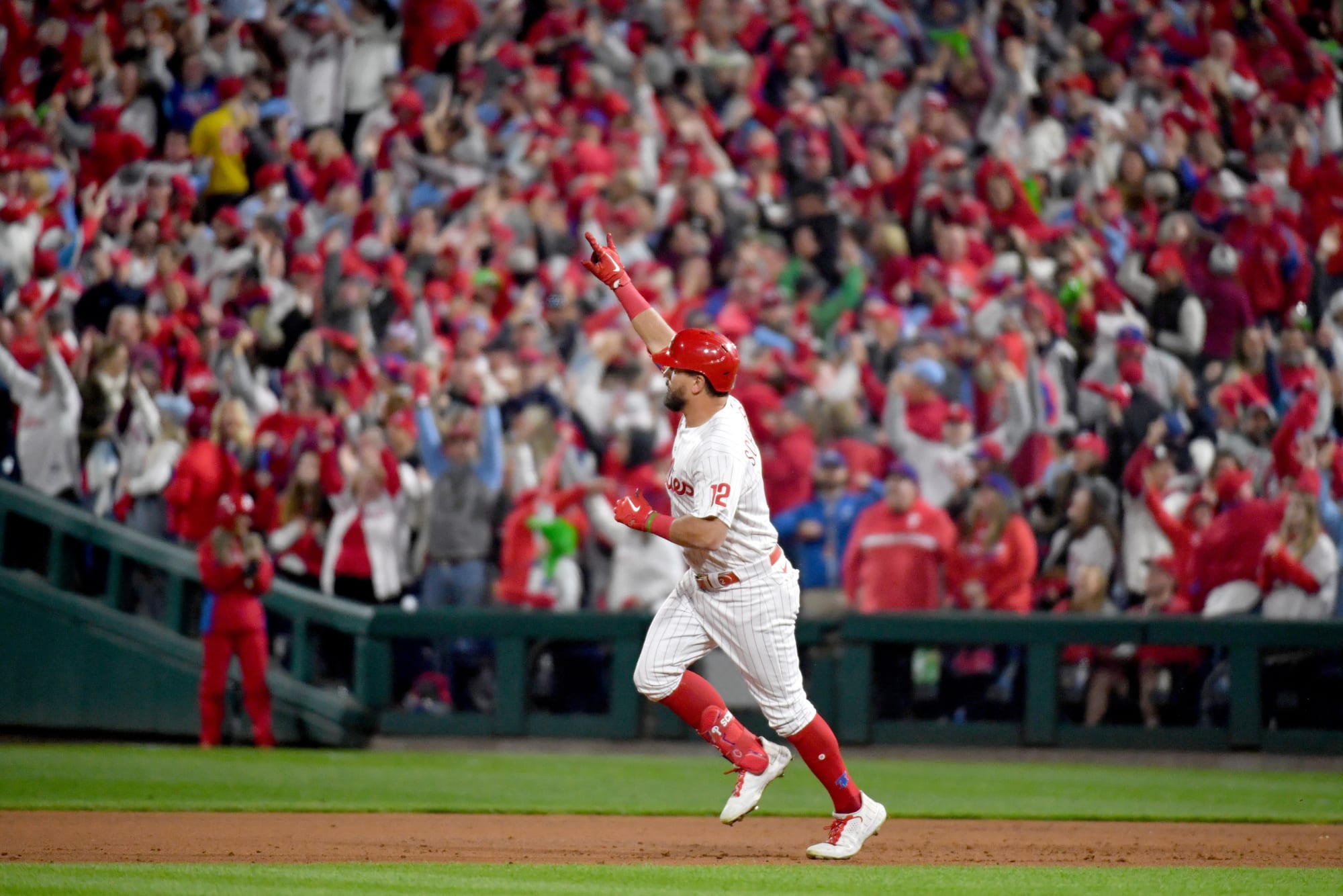 Photo of Watch Phillies fans sing ‘Dancing on my Own’ after Game 4 win (Video)