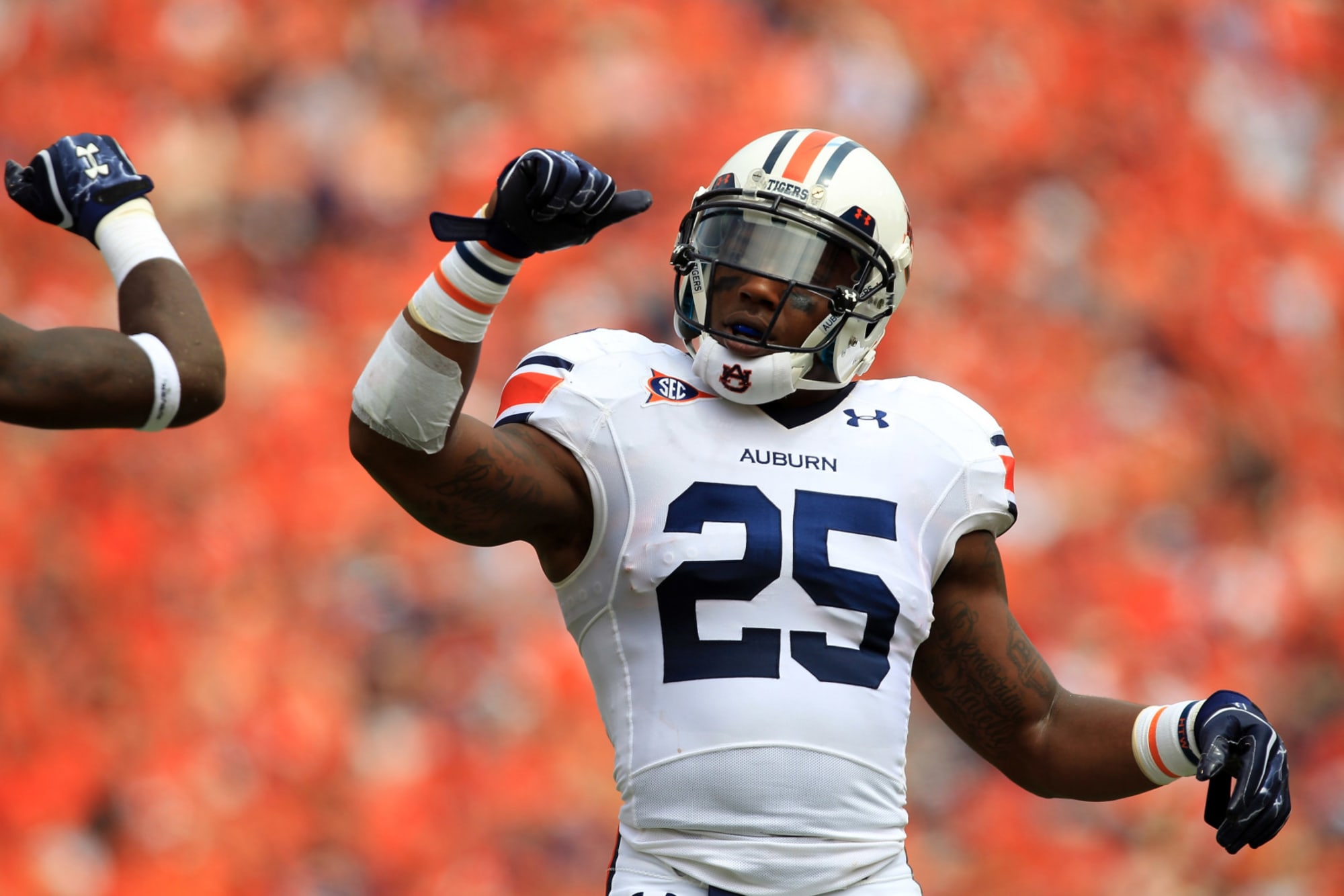 Auburn football Former Tiger standout and NFL journeyman signs with