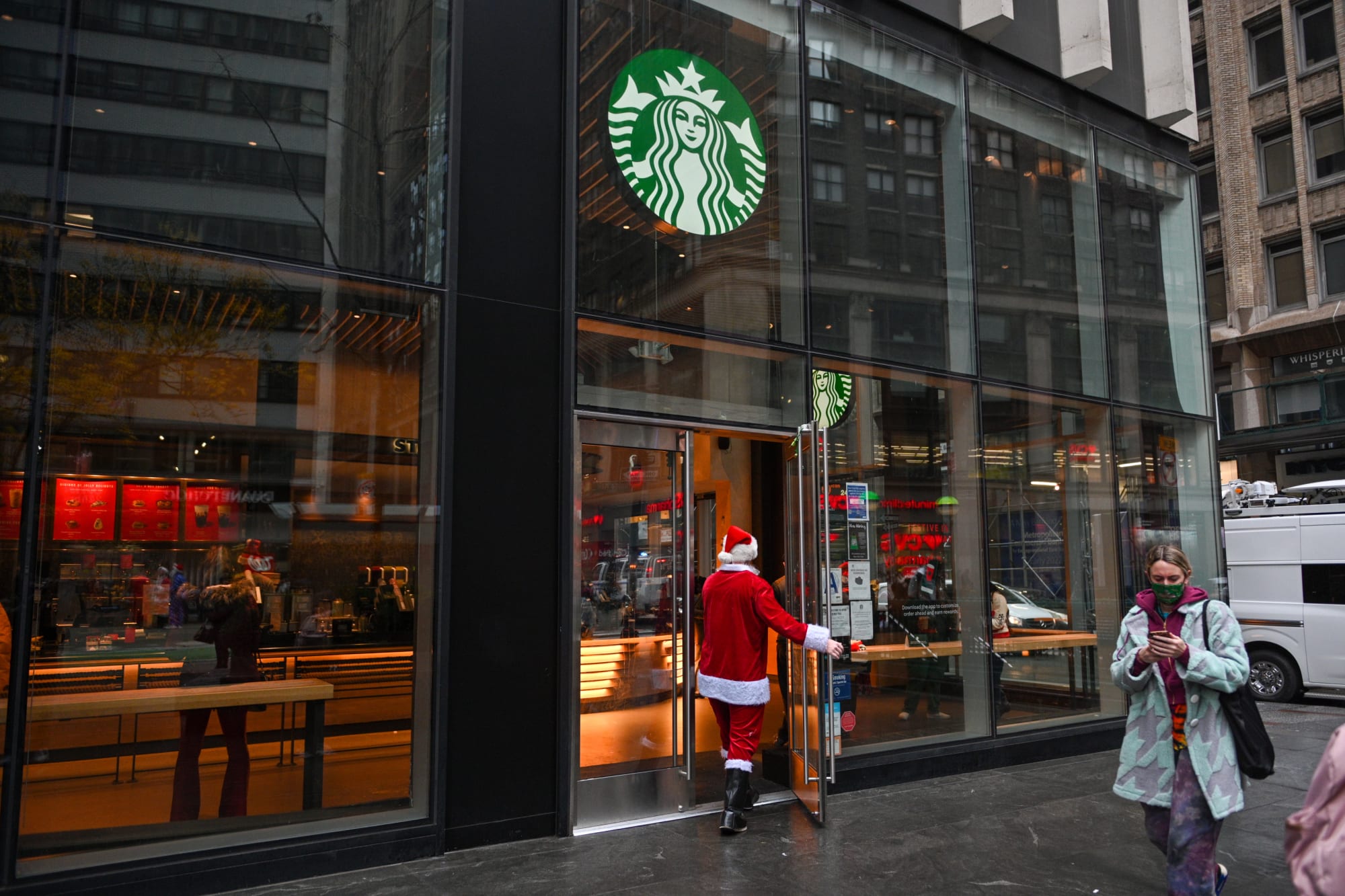 Is Starbucks open on Christmas Day 2021?