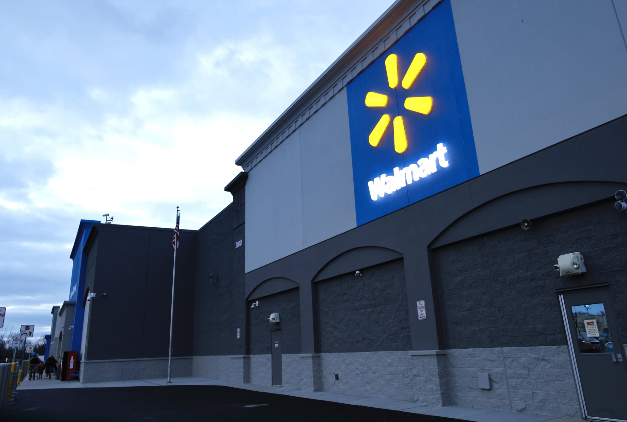 When does Walmart close on Christmas Eve 2022?