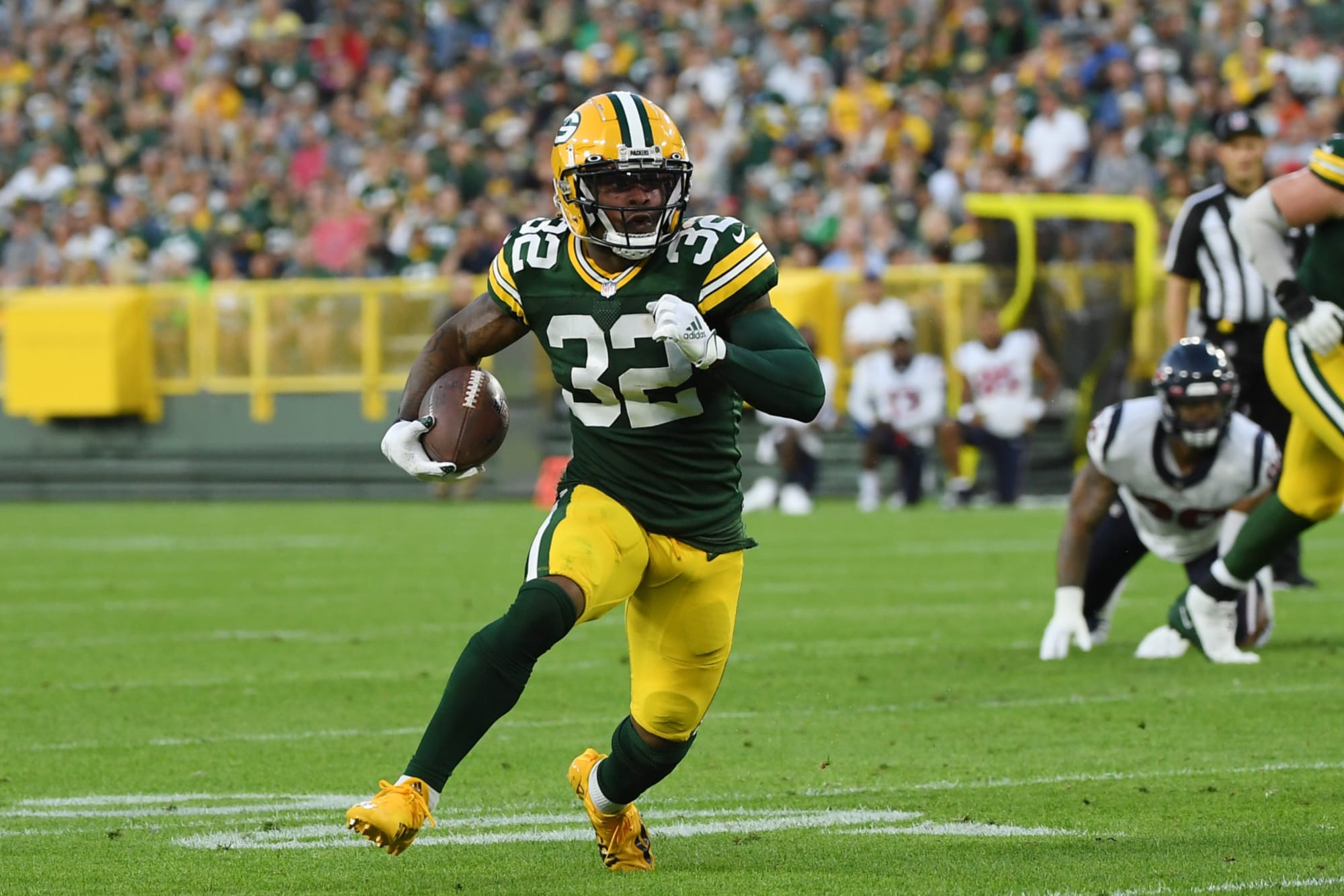 Packers Kylin Hill jumps over kicker on incredible 41yard return (video)