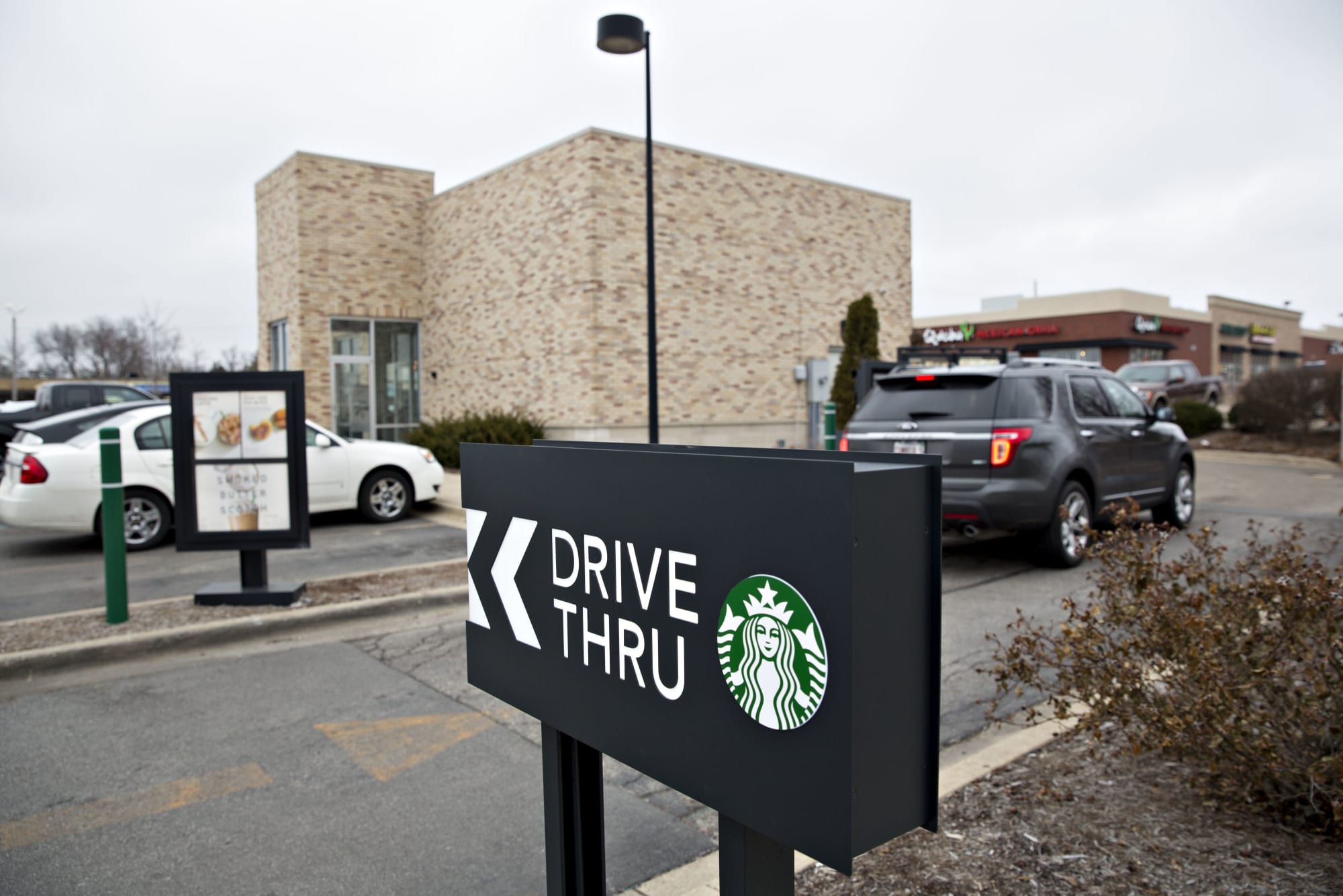 How does a Starbucks pay it forward drivethru line work?
