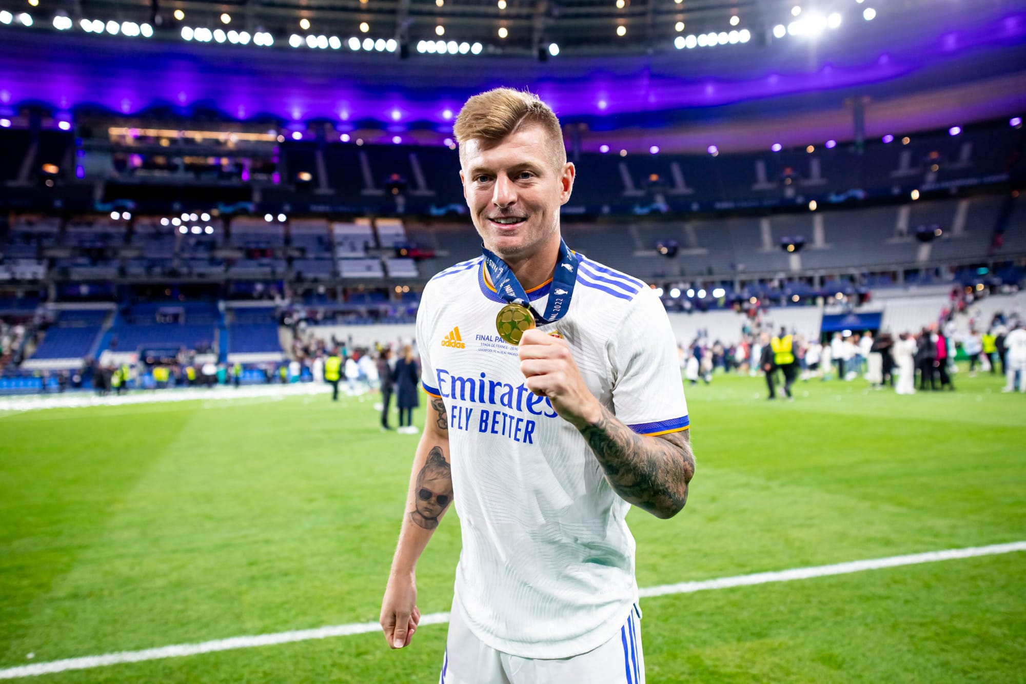  Toni Kroos celebrates winning the 2021-2022 UEFA Champions League with Real Madrid.