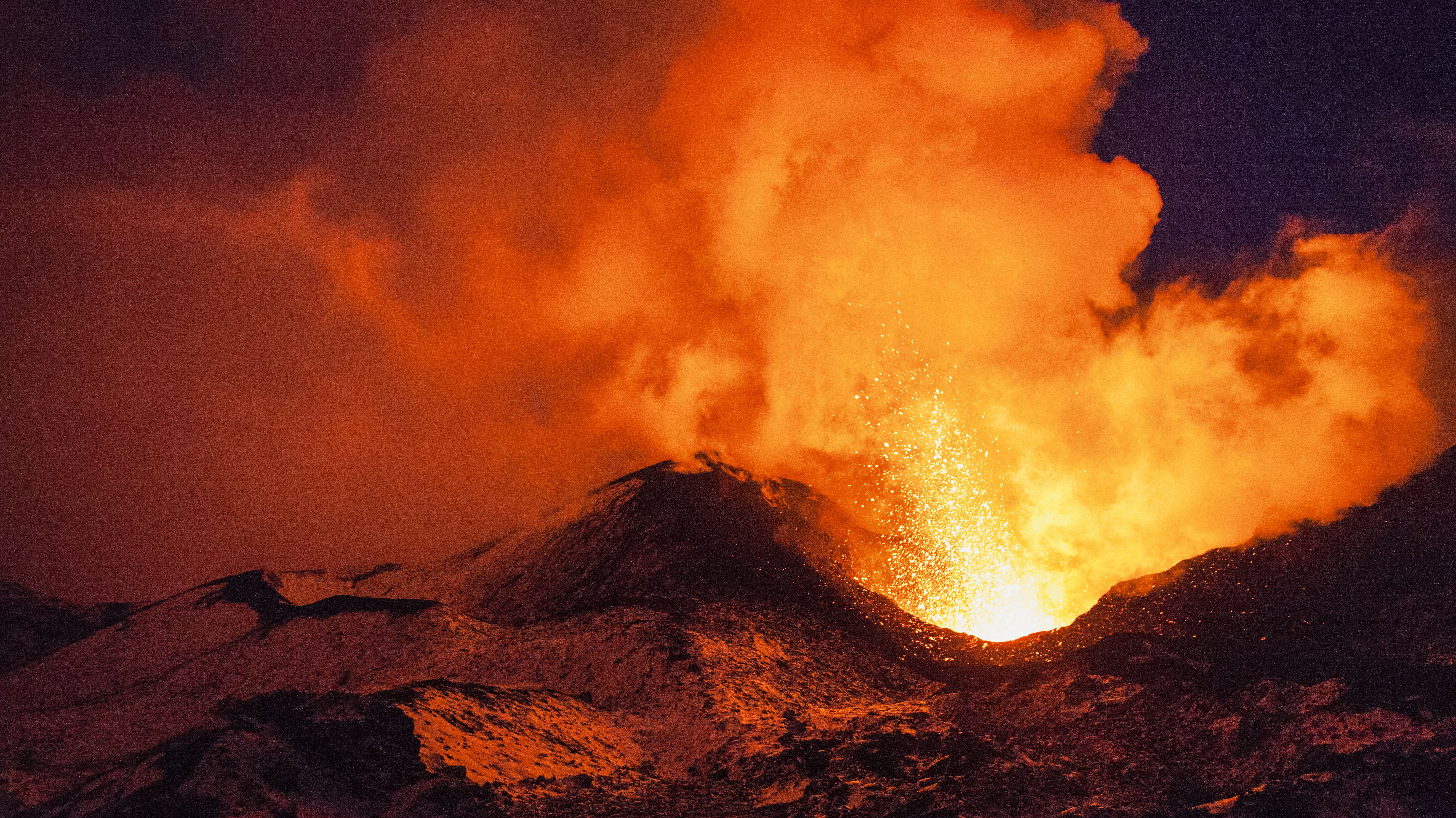Самый опасный взрыв. Вулкан Йеллоустоун извержение. Суматра вулкан. Супервулкан Тоба извержение. Извержение Йеллоустоуна вулкана.