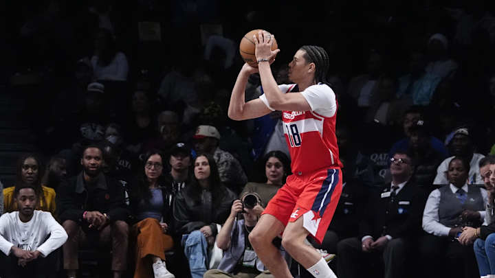 Kyshawn George scoring during Washington Wizards game