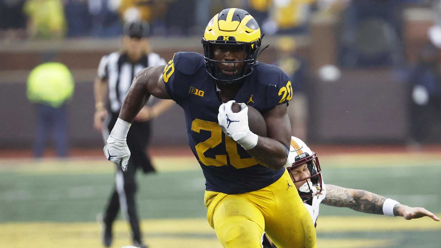 Michigan vs Washington football game action