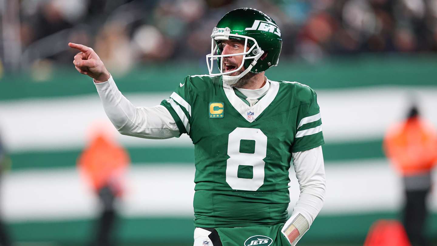 Aaron Rodgers in Pittsburgh Steelers uniform during game