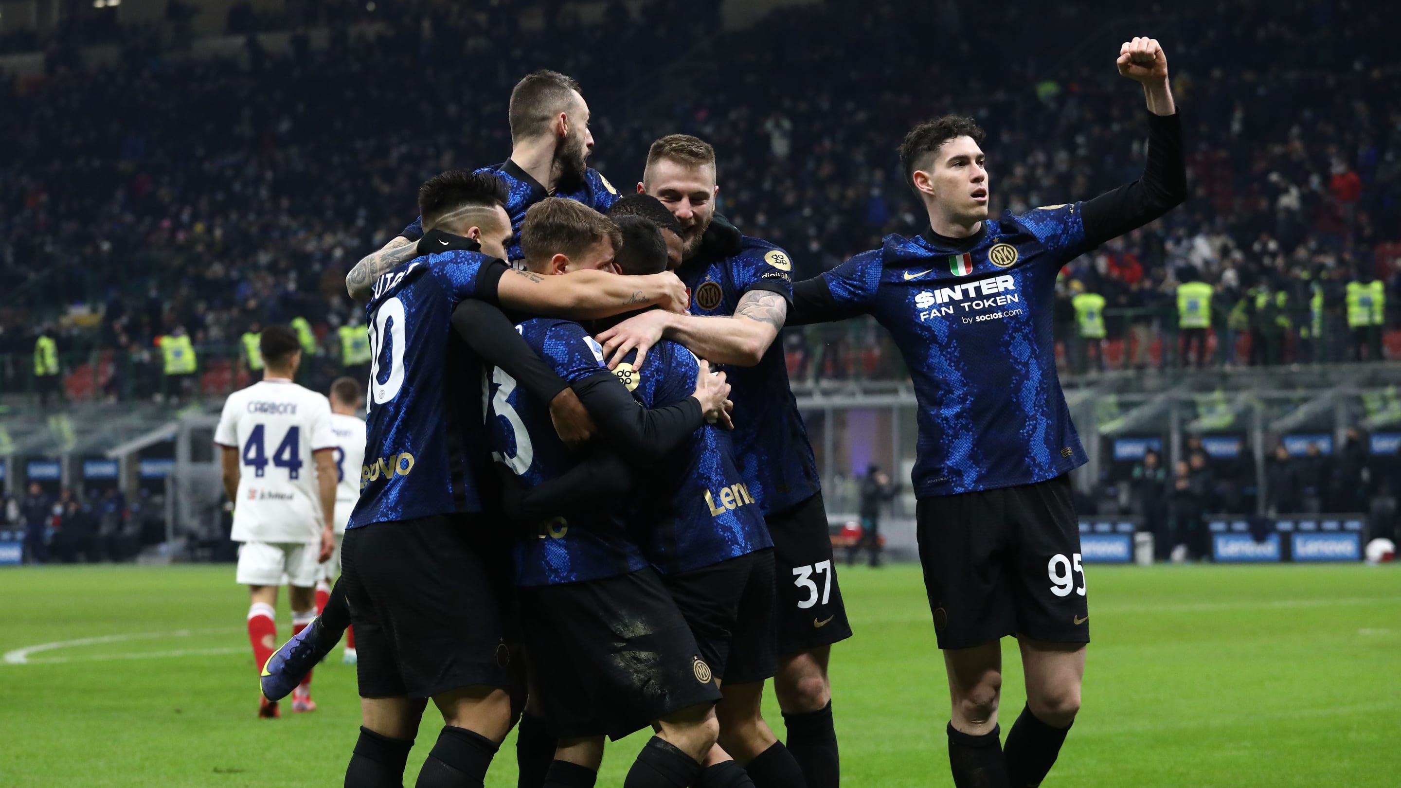 Re inter. Джеко Интер. Футболисты Inter Milan.