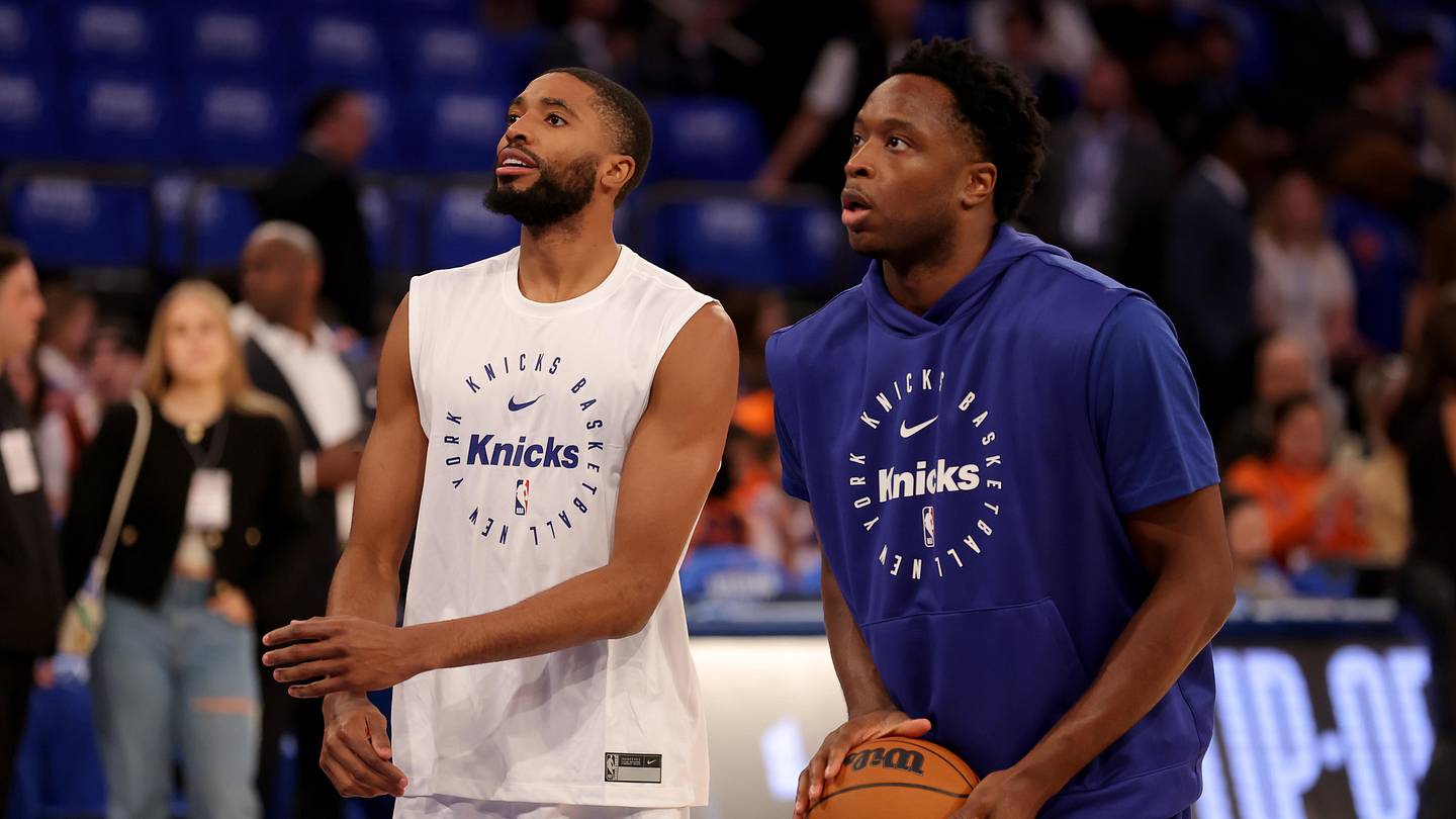 OG Anunoby and Mikal Bridges warming up in Knicks gear
