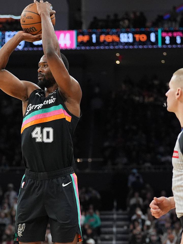Harrison Barnes shooting for the San Antonio Spurs in 2026