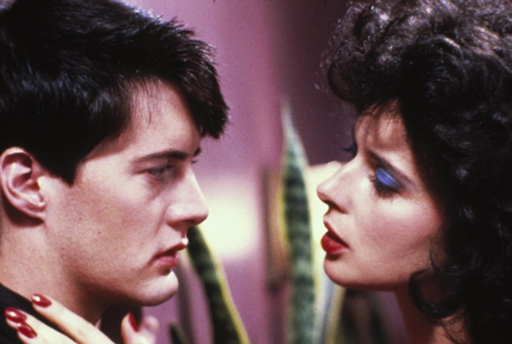 Criterion Edition Of David Lynch S Blue Velvet Will Include 51 Minutes Of Lost Footage Mental Floss Blue velvet special edition dvd laura dern dennis hopper. mental floss