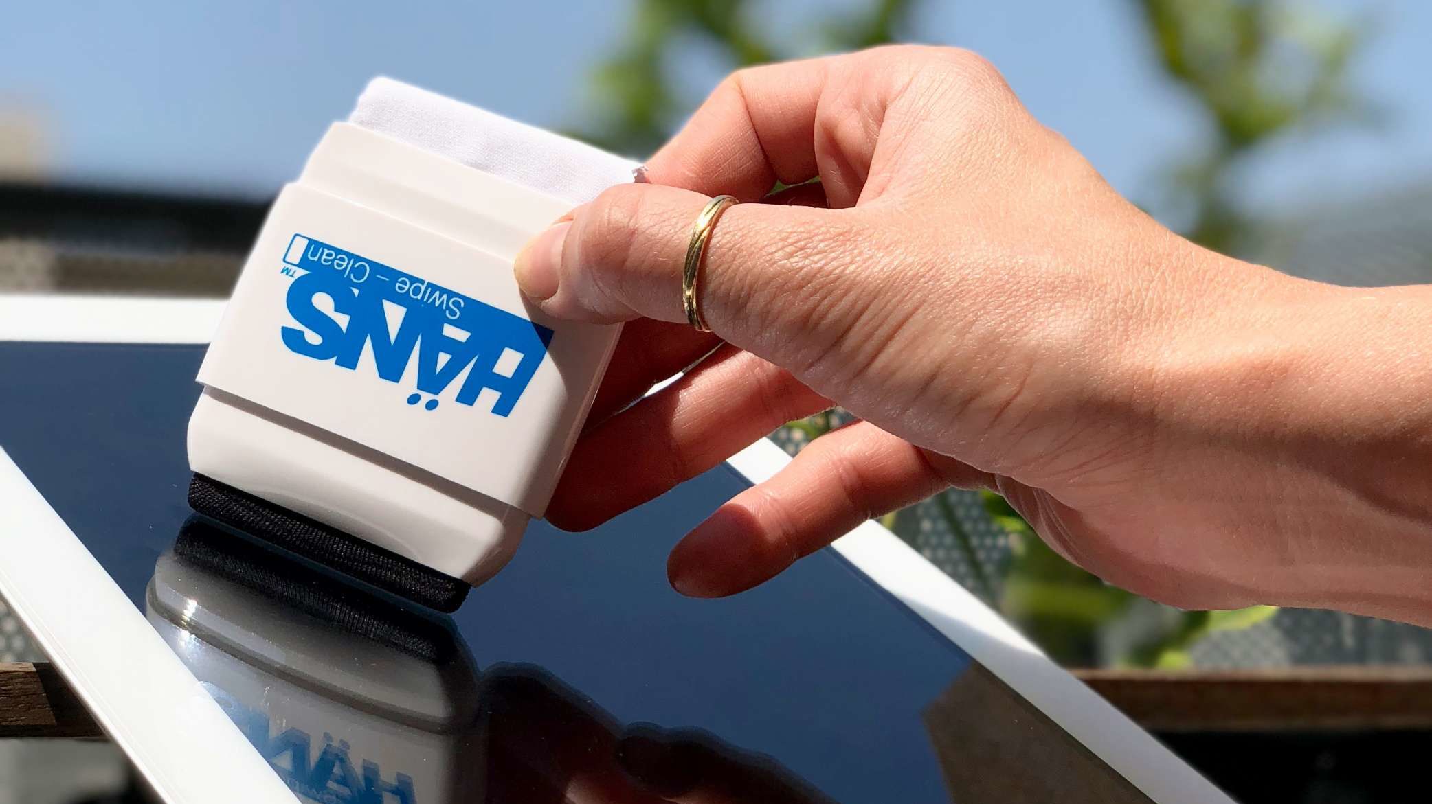The HÄNS Swipe Screen Cleaner Is Just What Your Gross, Germy Phone Needs