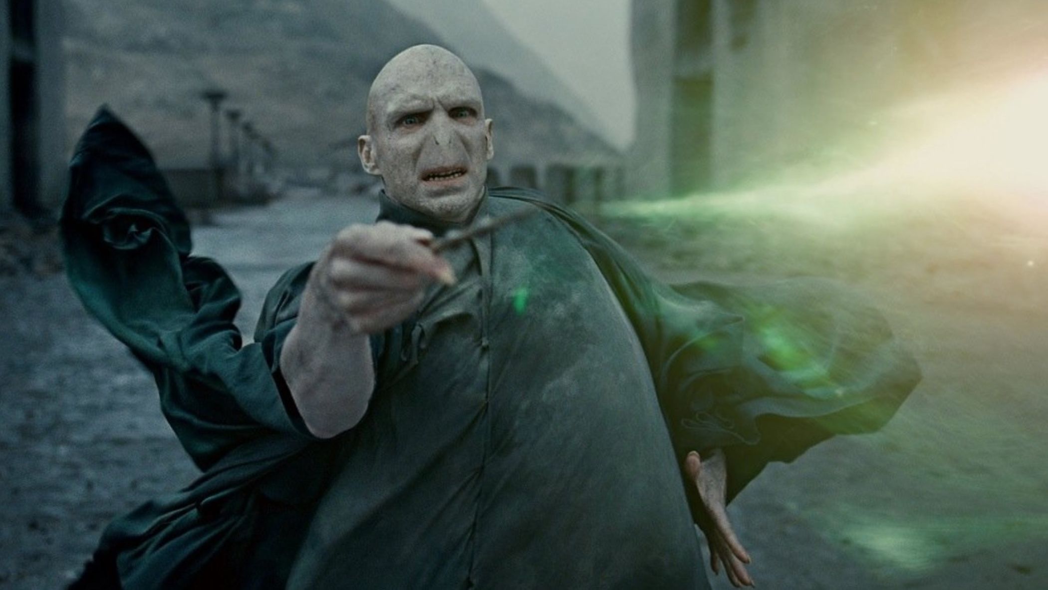 Ralph Fiennes Explains Voldemort S Weird Wand Holding Ways In Harry Potter Mental Floss