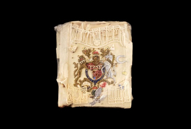 The once-edible Royal Coat of Arms in icing form.